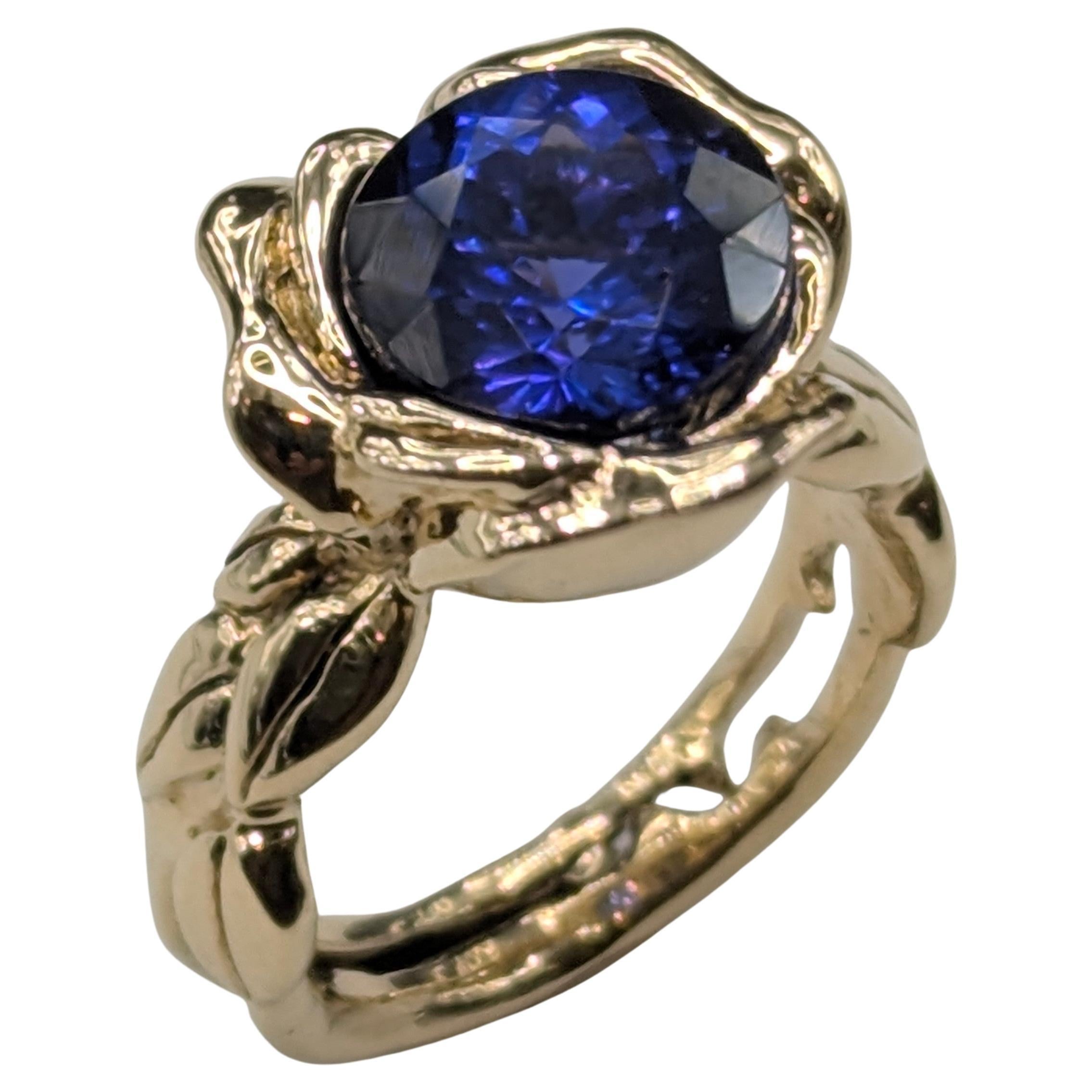 Anillo rosa de tanzanita de oro amarillo de 18 quilates y 5,33 quilates, 
Diseñador de Tiffany , Thomas Kurilla  amante de la escultura por encima de todo, ha esculpido en cera este anillo de rosa con hojas y espinas que no te hacen daño. An He está