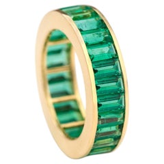 Anneau d'éternité en or jaune 18 carats avec émeraude naturelle taillée en baguette de 5,39 carats