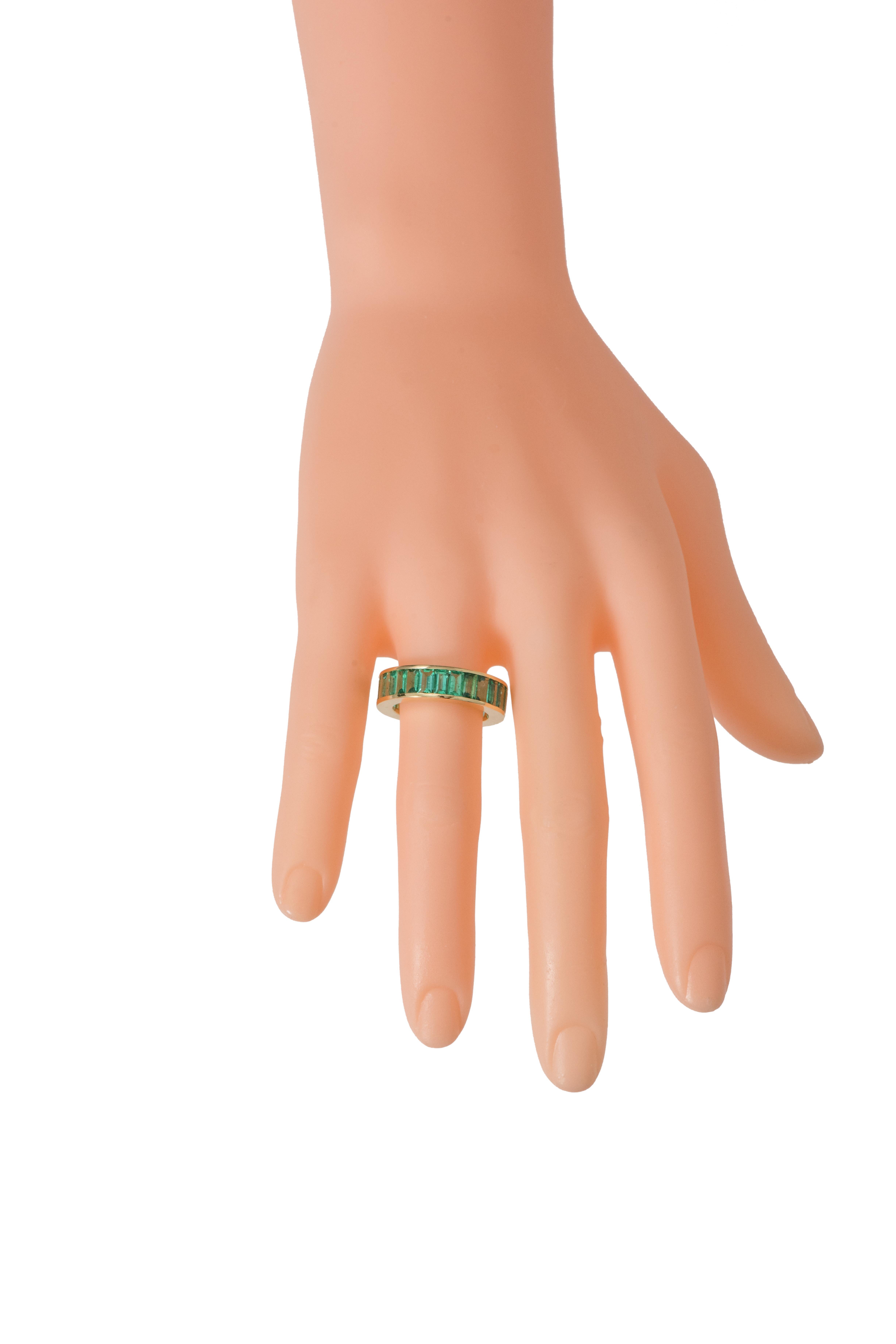 Modern 18 Karat Yellow Gold 5.39 Carat Baguette-Cut Natural Emerald Eternity Band Ring For Sale