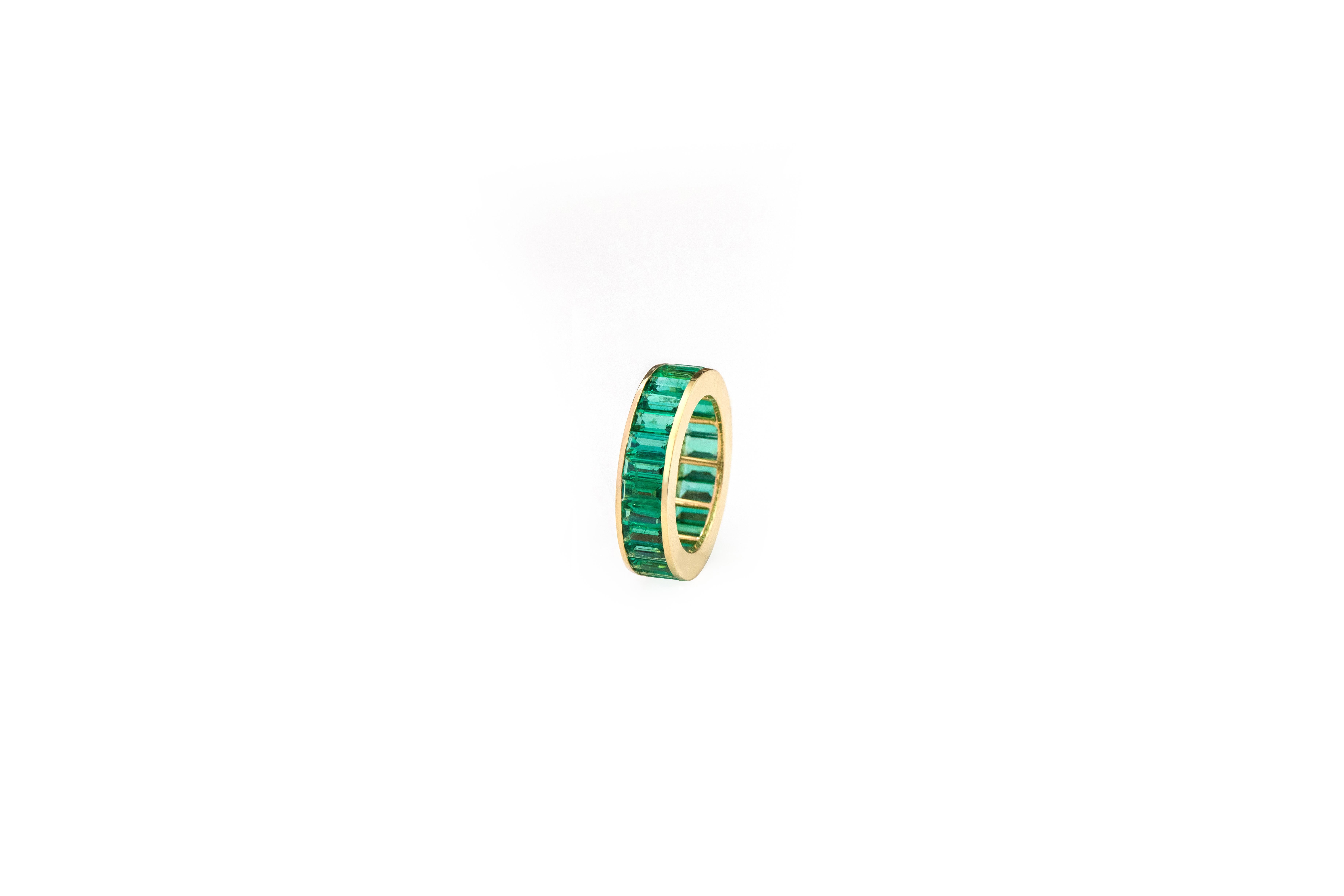 Women's 18 Karat Yellow Gold 5.39 Carat Baguette-Cut Natural Emerald Eternity Band Ring For Sale