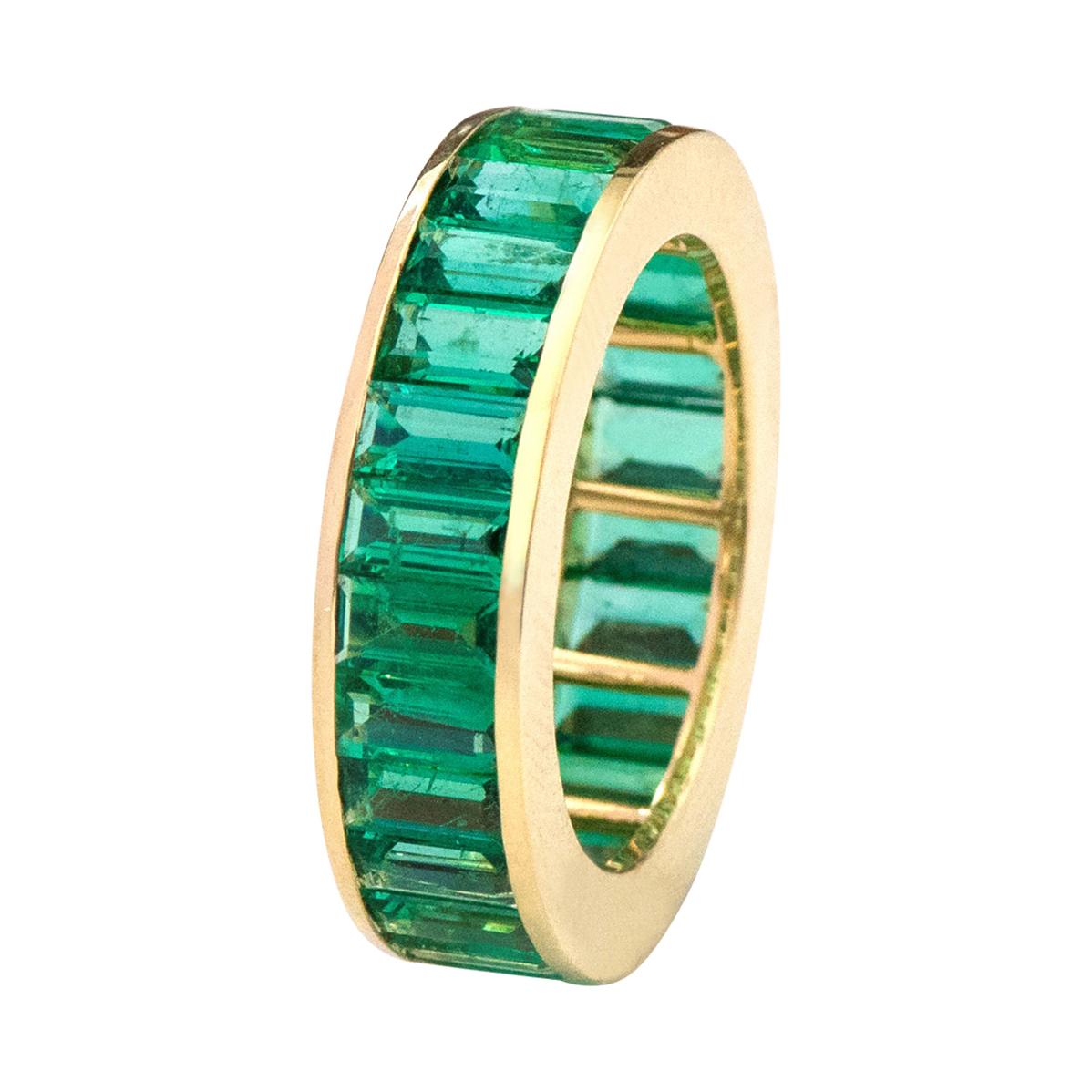18 Karat Yellow Gold 5.39 Carat Baguette-Cut Natural Emerald Eternity Band Ring For Sale