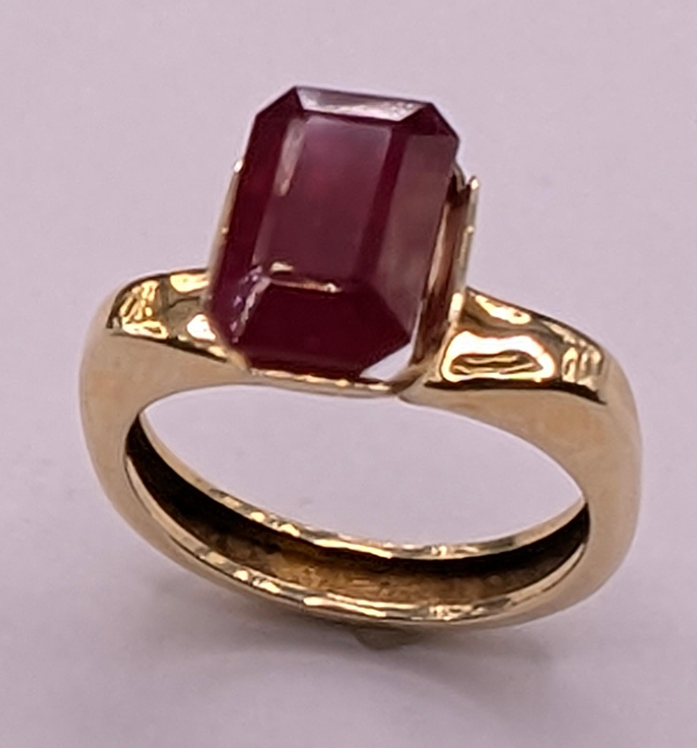 Im Angebot: 18 Karat Gelbgold 5,41 Karat Rubin im Strahlenschliff Skulptur Ring () 10