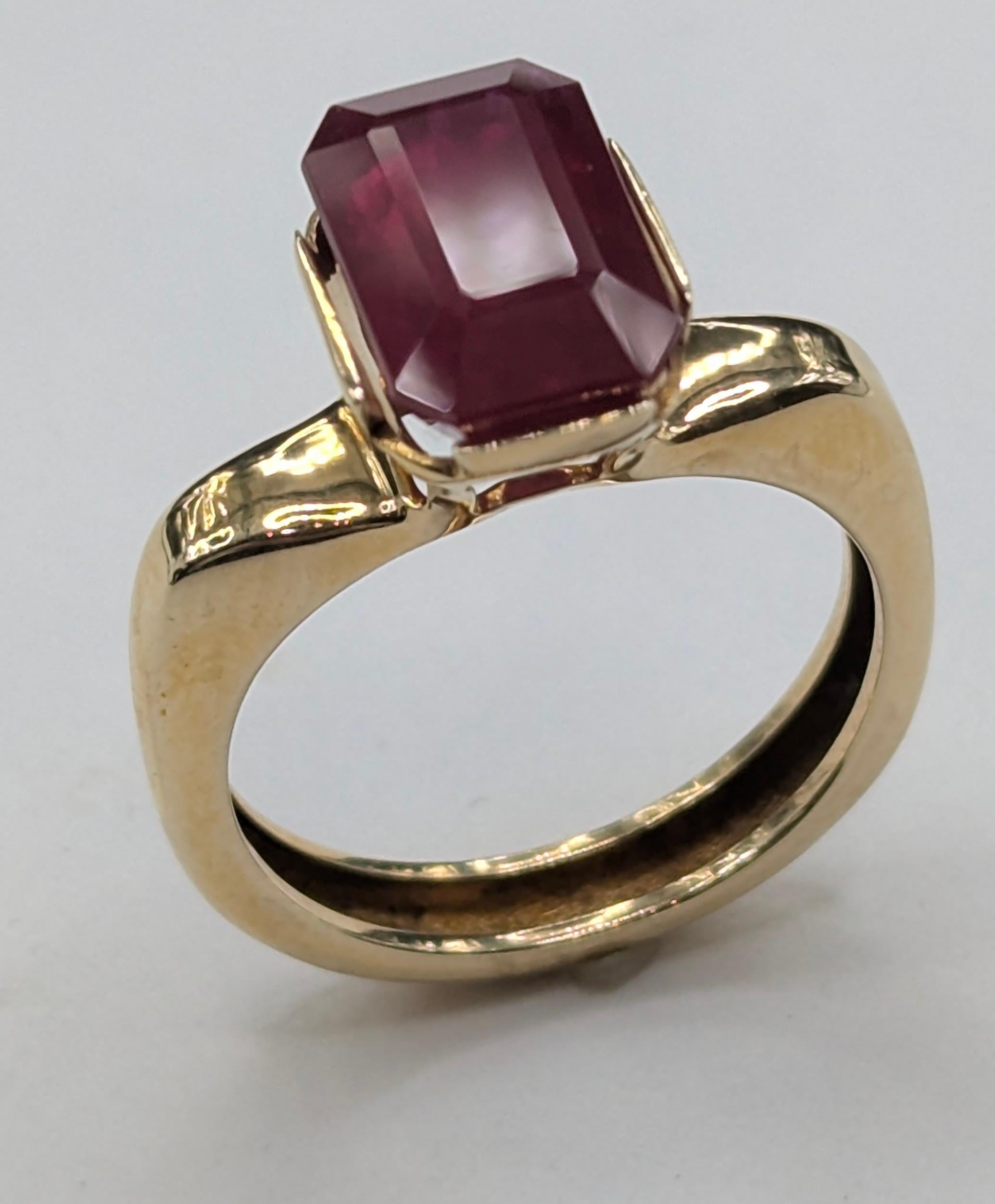 Im Angebot: 18 Karat Gelbgold 5,41 Karat Rubin im Strahlenschliff Skulptur Ring () 11