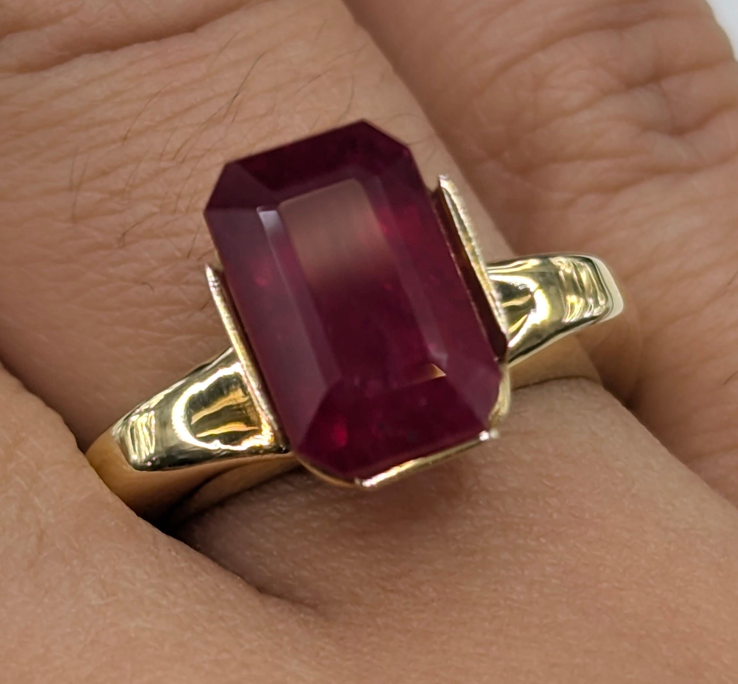 Im Angebot: 18 Karat Gelbgold 5,41 Karat Rubin im Strahlenschliff Skulptur Ring () 2