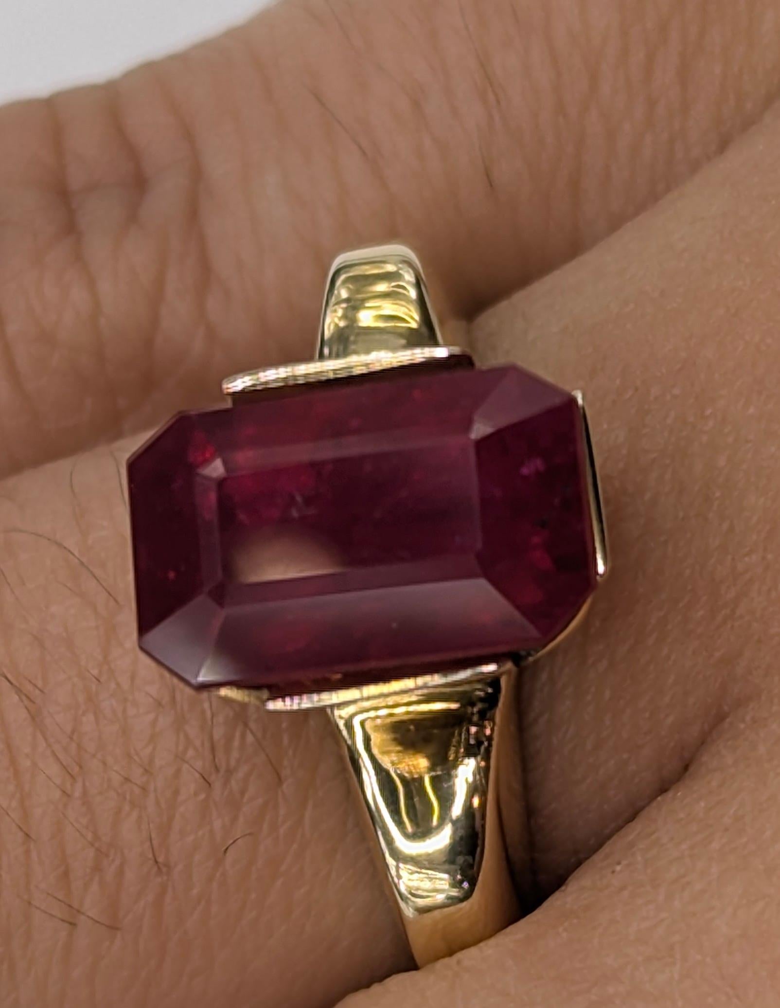 Im Angebot: 18 Karat Gelbgold 5,41 Karat Rubin im Strahlenschliff Skulptur Ring () 3