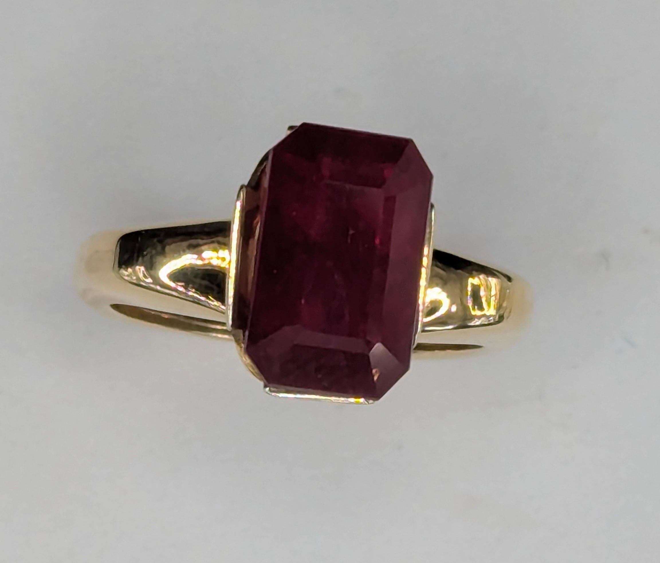 Im Angebot: 18 Karat Gelbgold 5,41 Karat Rubin im Strahlenschliff Skulptur Ring () 4