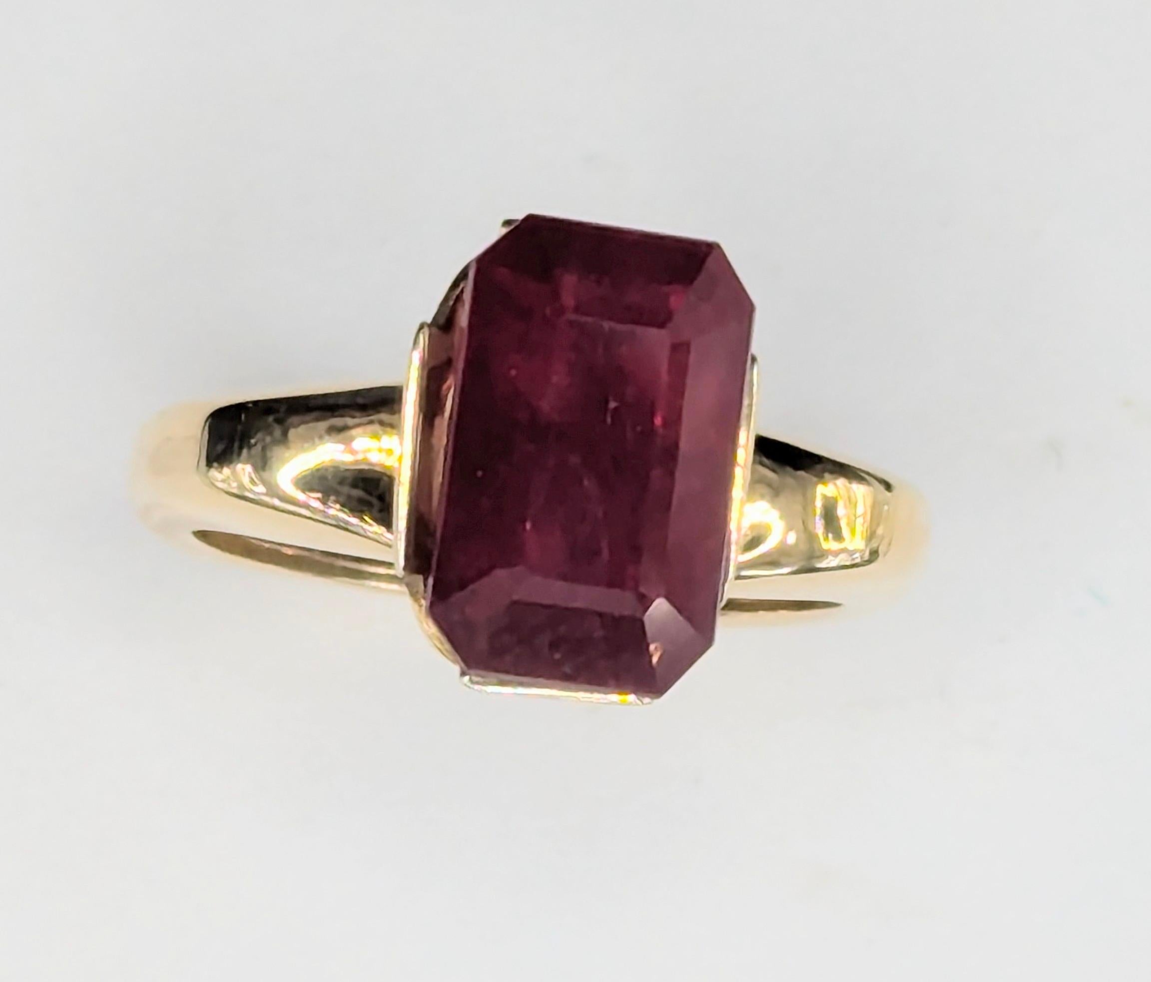 Im Angebot: 18 Karat Gelbgold 5,41 Karat Rubin im Strahlenschliff Skulptur Ring () 5