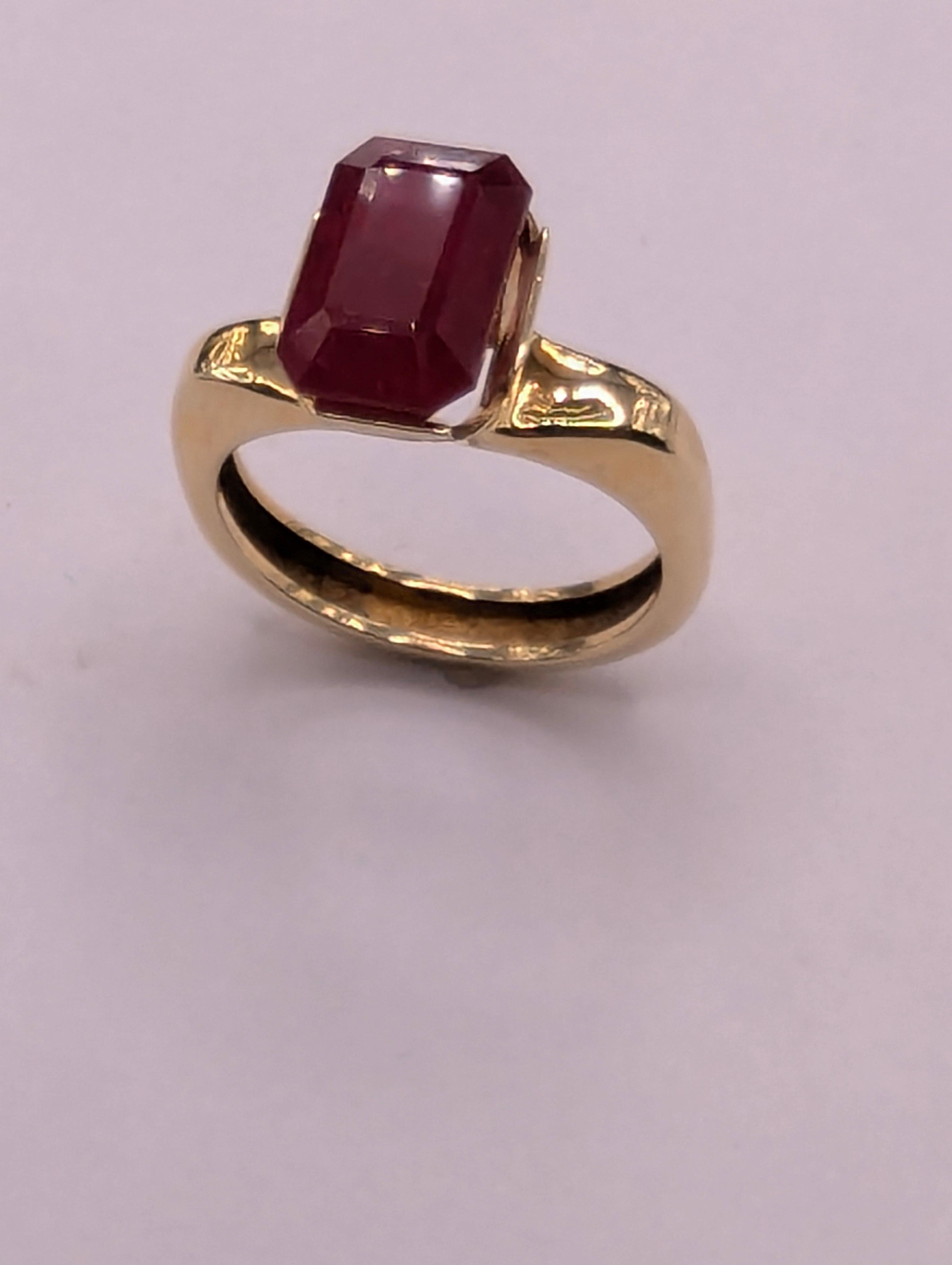 Im Angebot: 18 Karat Gelbgold 5,41 Karat Rubin im Strahlenschliff Skulptur Ring () 6
