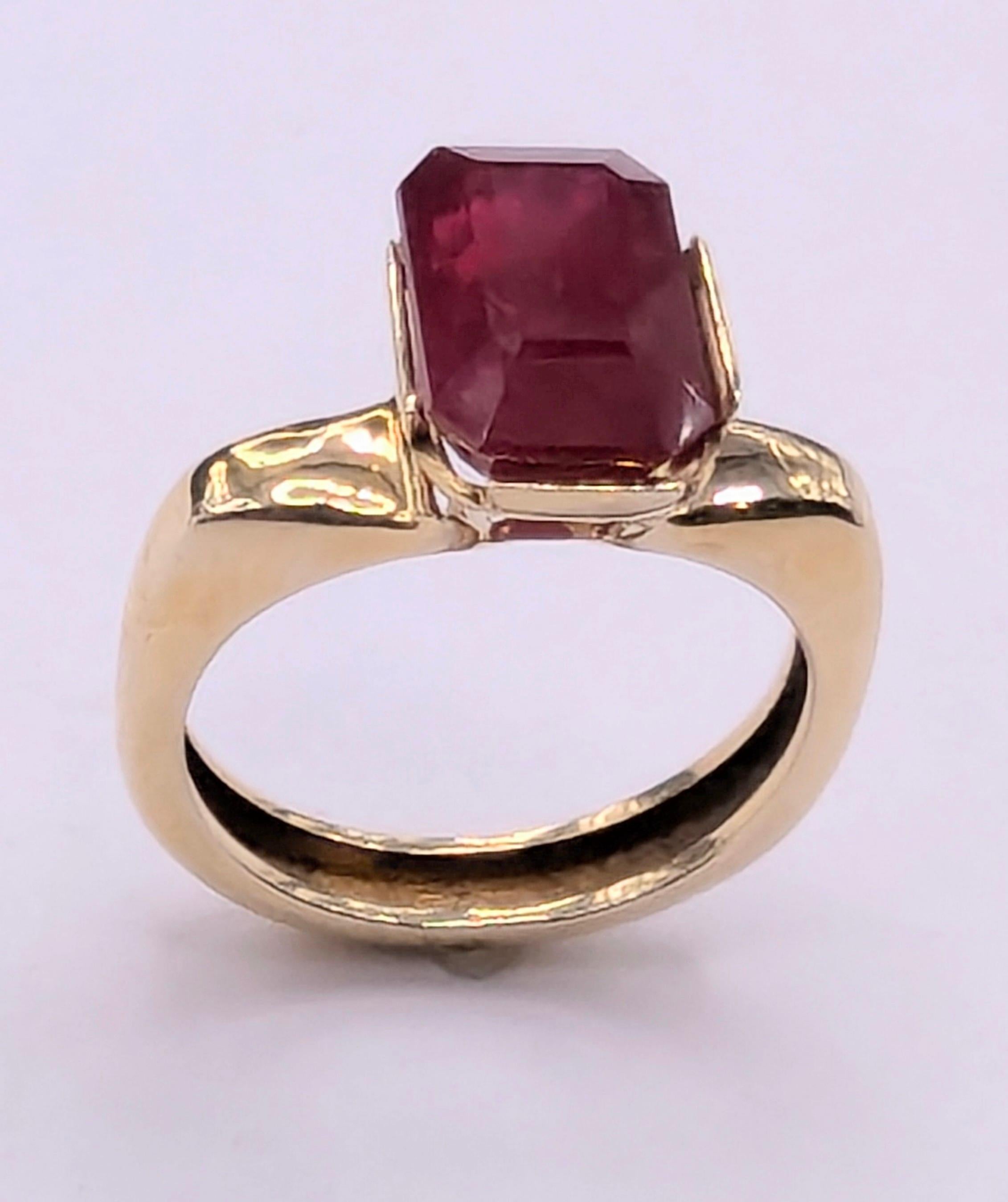 Im Angebot: 18 Karat Gelbgold 5,41 Karat Rubin im Strahlenschliff Skulptur Ring () 7