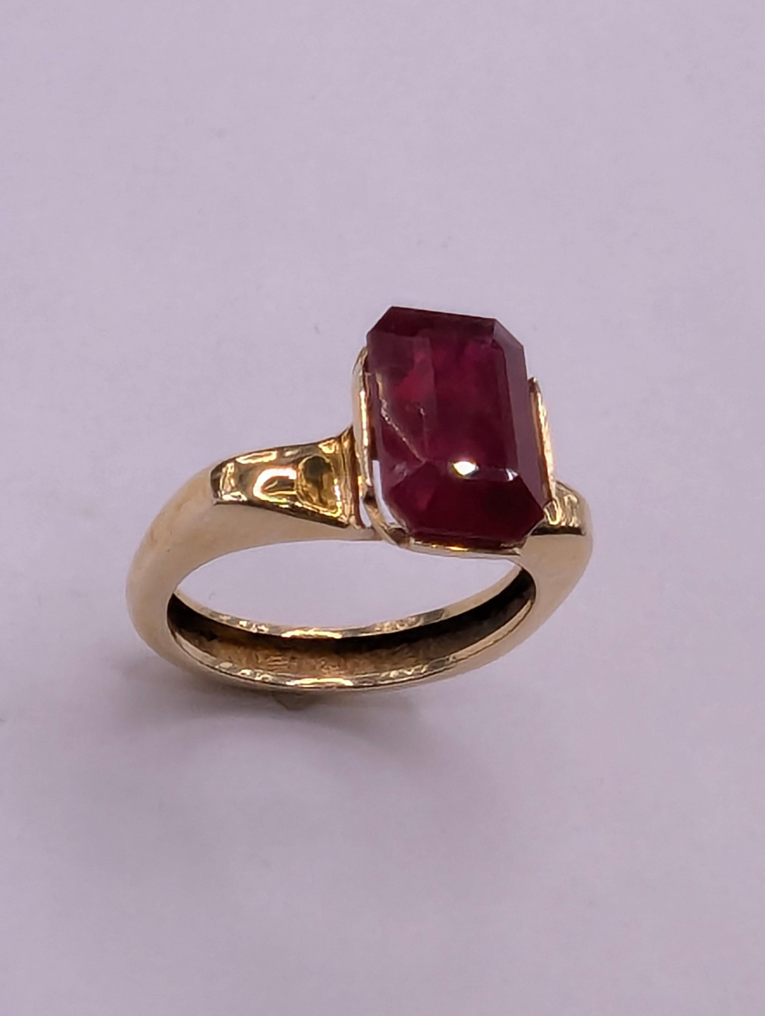 Im Angebot: 18 Karat Gelbgold 5,41 Karat Rubin im Strahlenschliff Skulptur Ring () 8