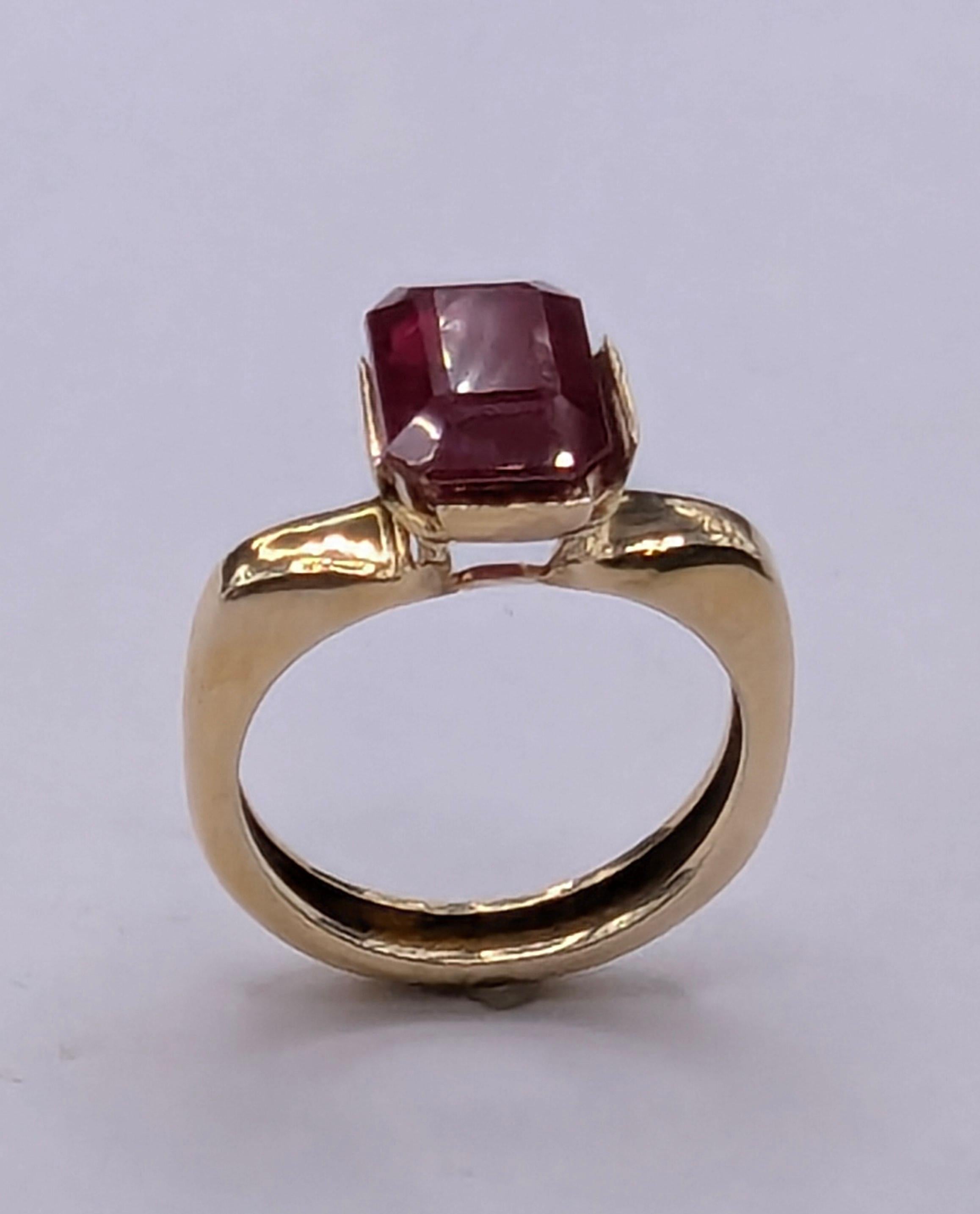 Im Angebot: 18 Karat Gelbgold 5,41 Karat Rubin im Strahlenschliff Skulptur Ring () 9