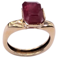 Anillo Escultura de Rubí en Oro Amarillo de 18 Quilates de 5,41 Quilates y Corte Radiante