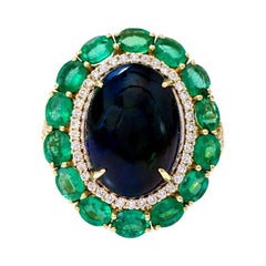 18 Karat Gelbgold 5,57 Opal, Diamant und Smaragd Cluster Cocktail-Ring