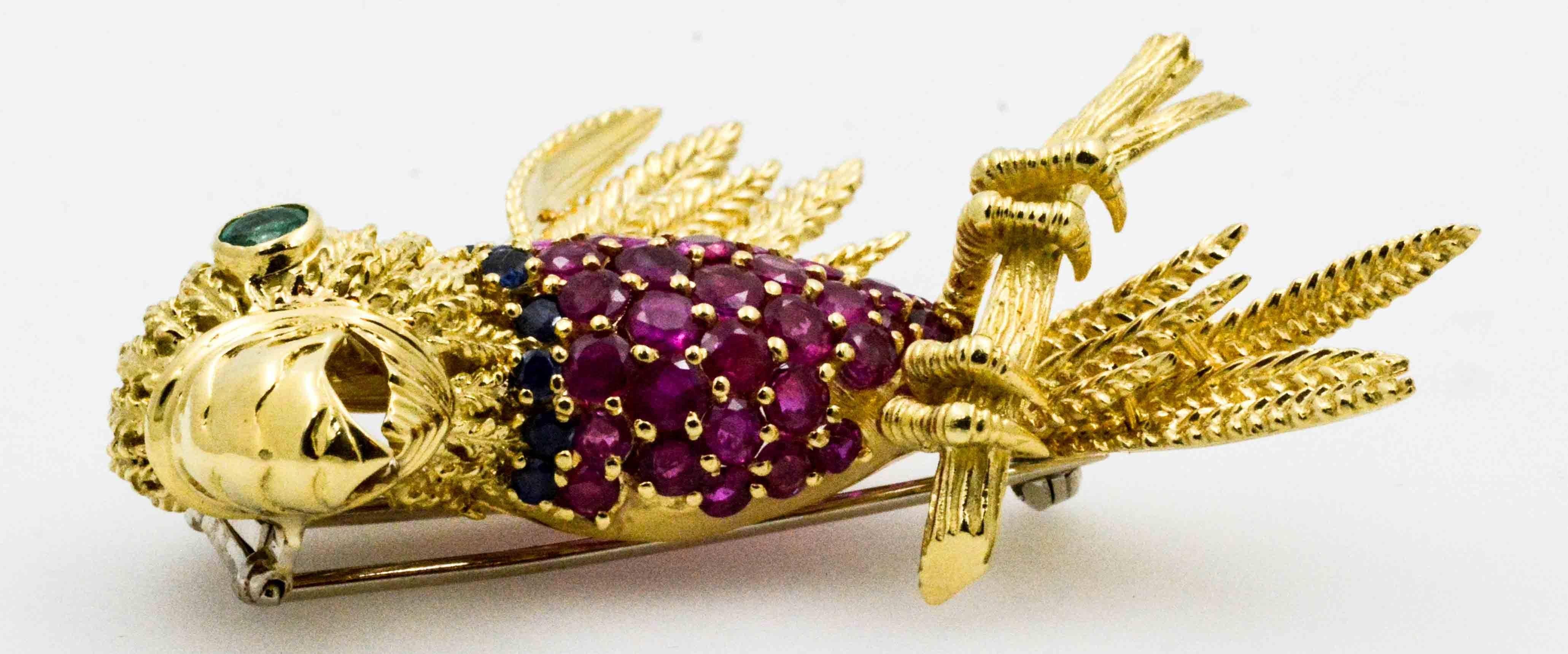 18 Karat Yellow Gold 5.70 Carat Rubies Parrot Brooch In Excellent Condition In Dallas, TX