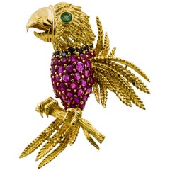 Vintage 18 Karat Yellow Gold 5.70 Carat Rubies Parrot Brooch