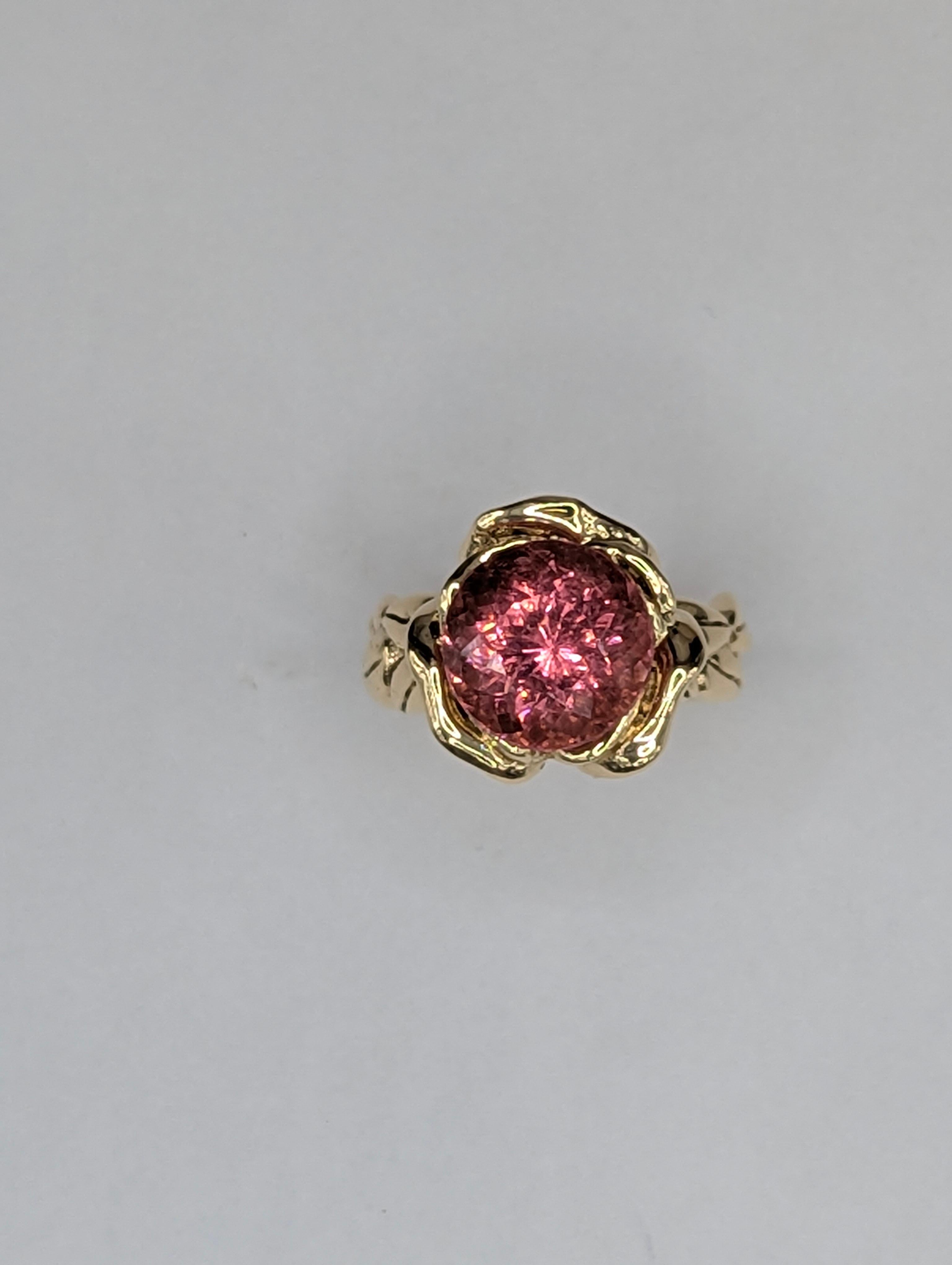 En venta: Oro amarillo de 18 quilates 5,71 quilates  Anillo Rosa Turmalina Rosa  6