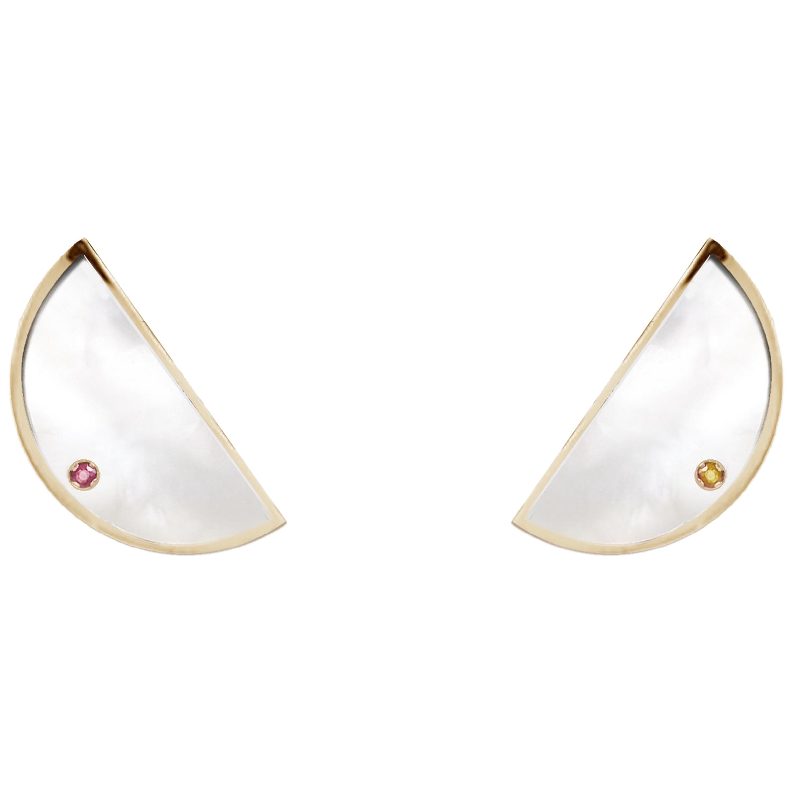 Or jaune 18 carats (5 g),  Boucles d'oreilles demi-lune en nacre et saphirs en vente