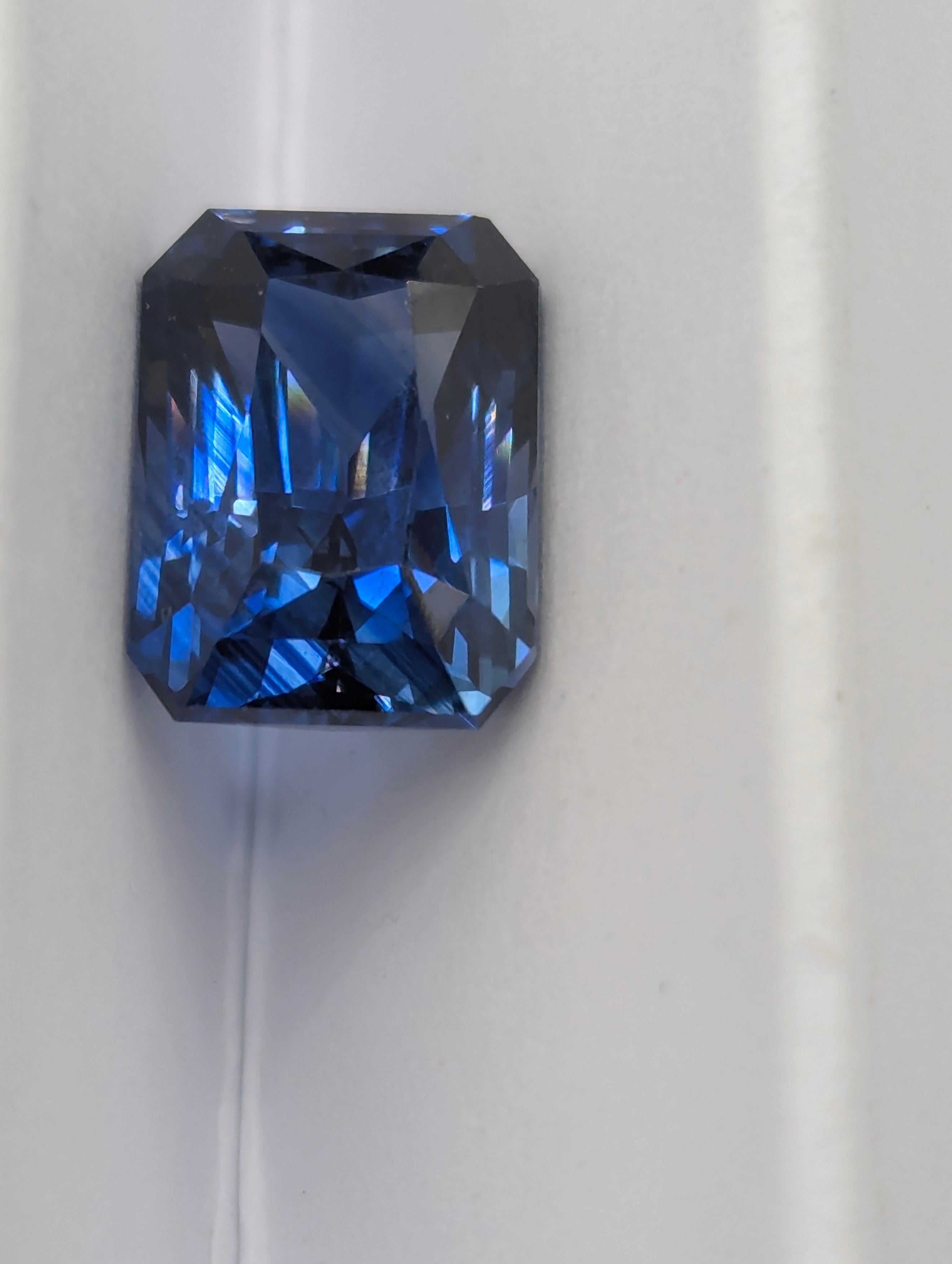 En vente :  Bague en or jaune 18 carats, saphir bleu radiant de 6,09 carats 3