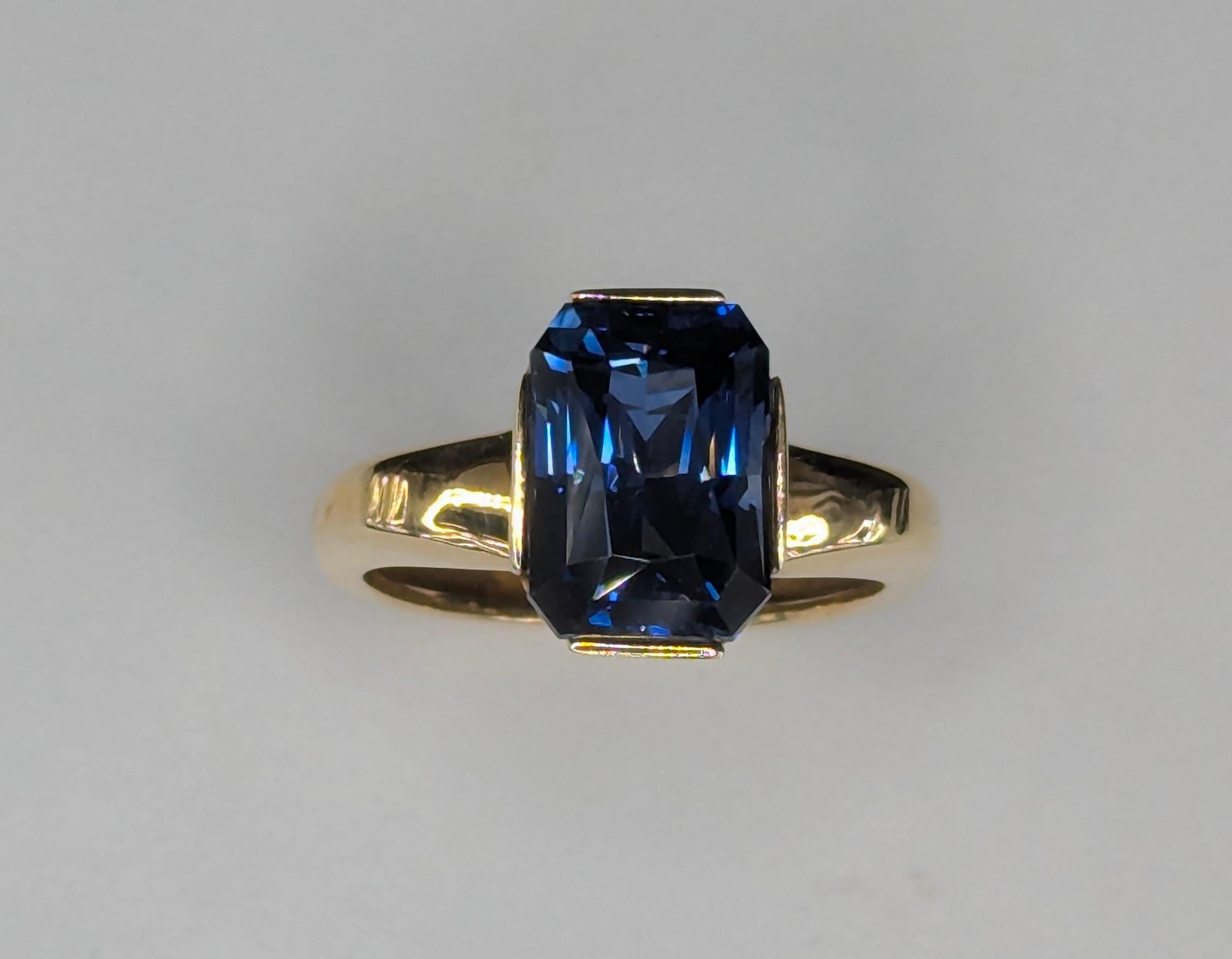 En vente :  Bague en or jaune 18 carats, saphir bleu radiant de 6,09 carats 4