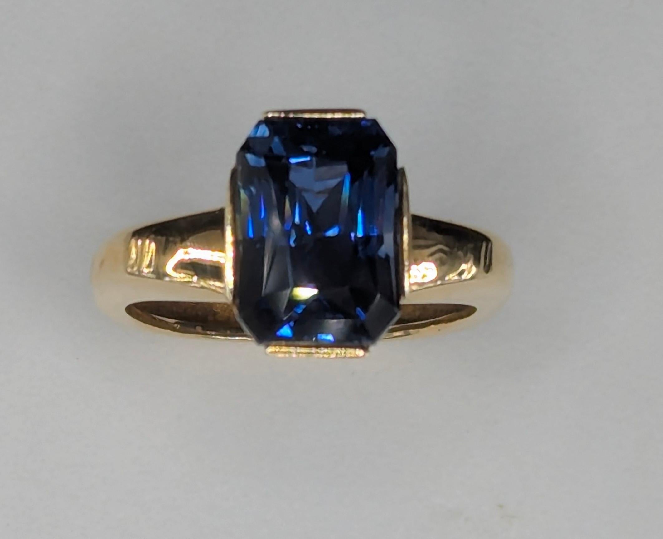 En vente :  Bague en or jaune 18 carats, saphir bleu radiant de 6,09 carats 5