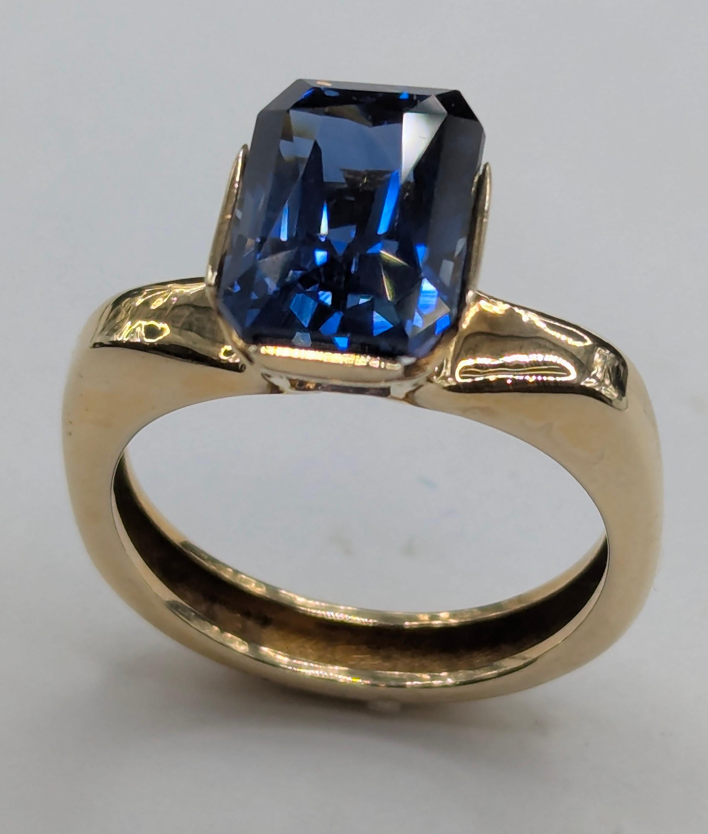 En vente :  Bague en or jaune 18 carats, saphir bleu radiant de 6,09 carats 6