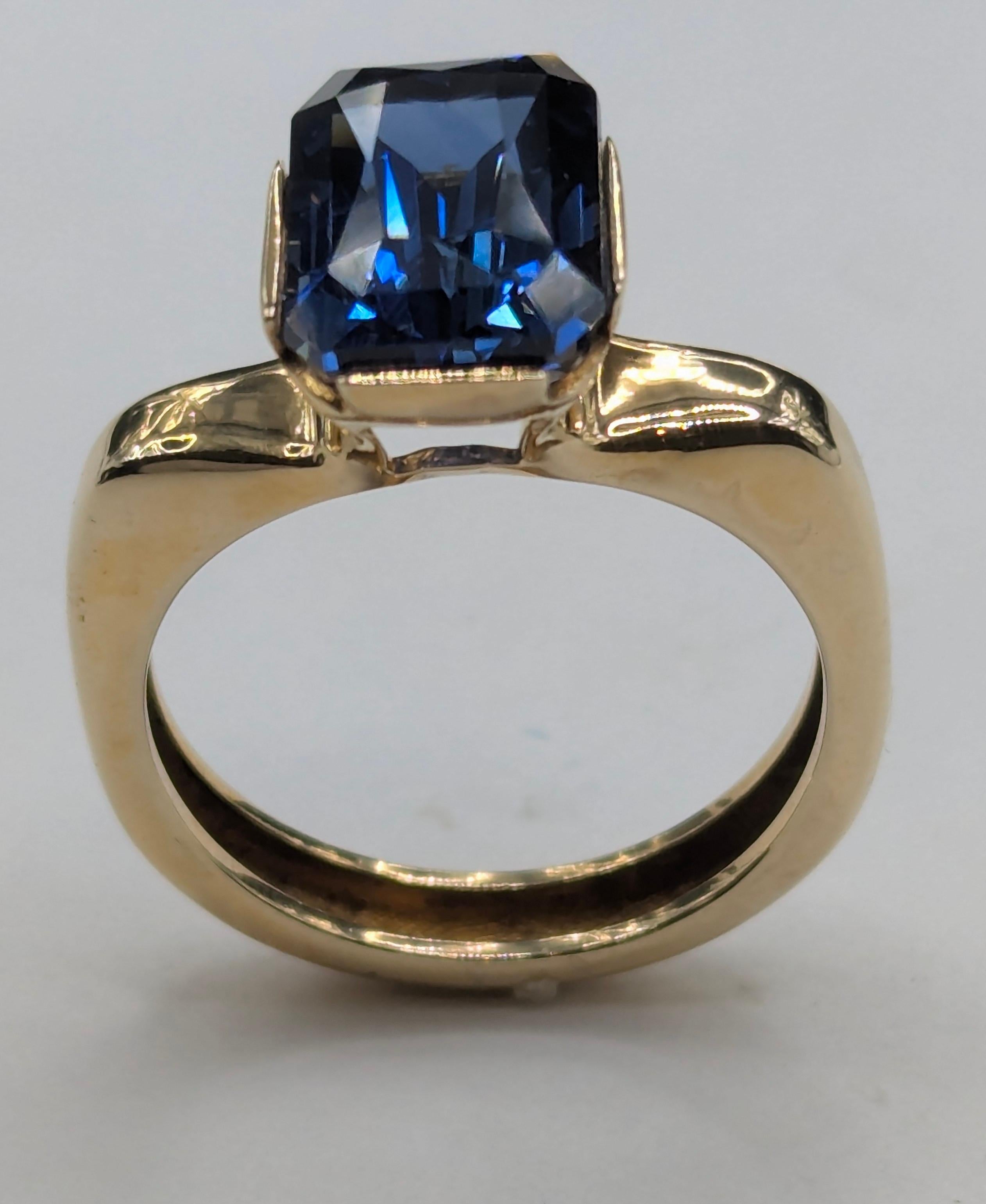 En vente :  Bague en or jaune 18 carats, saphir bleu radiant de 6,09 carats 7