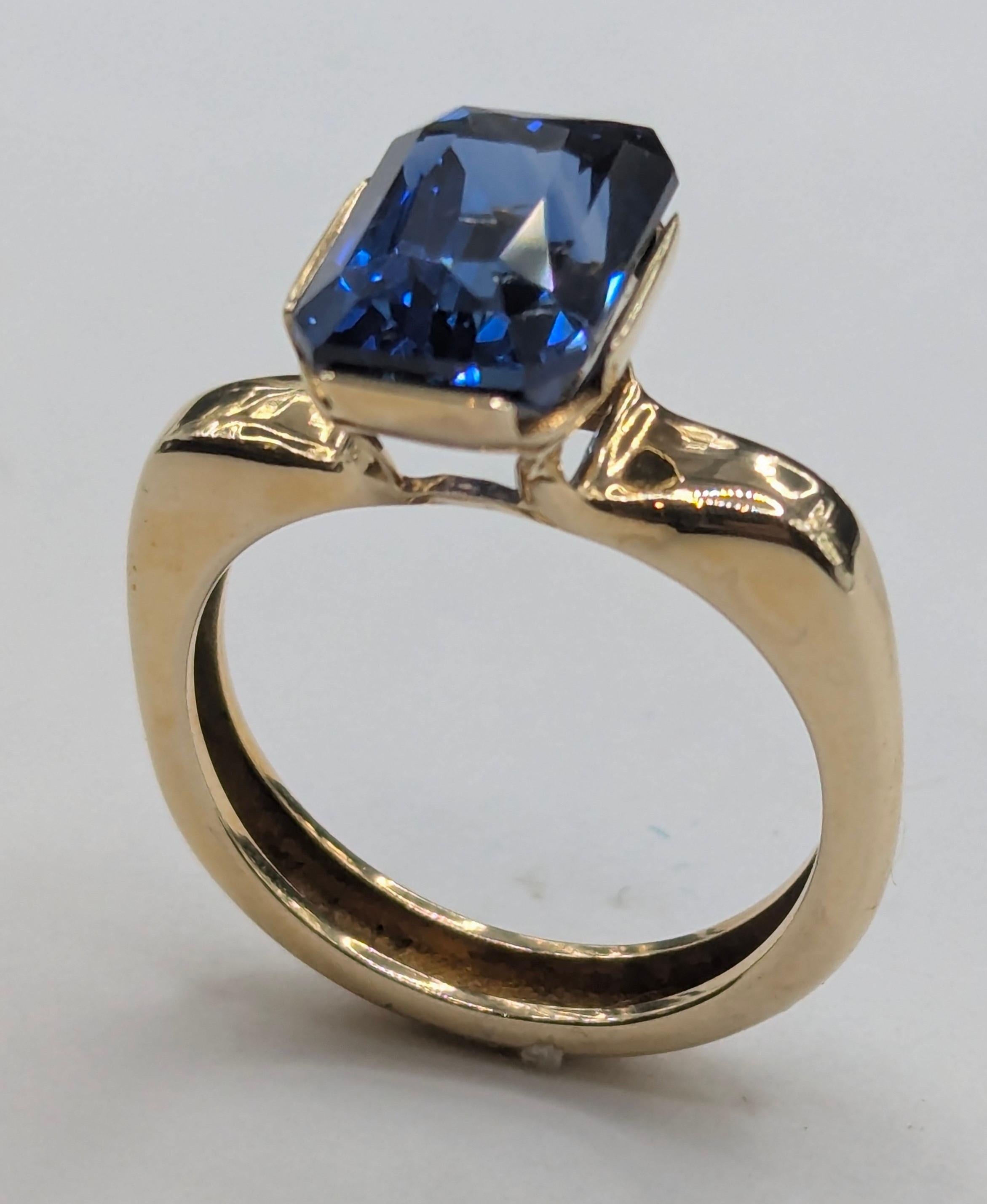 En vente :  Bague en or jaune 18 carats, saphir bleu radiant de 6,09 carats 8