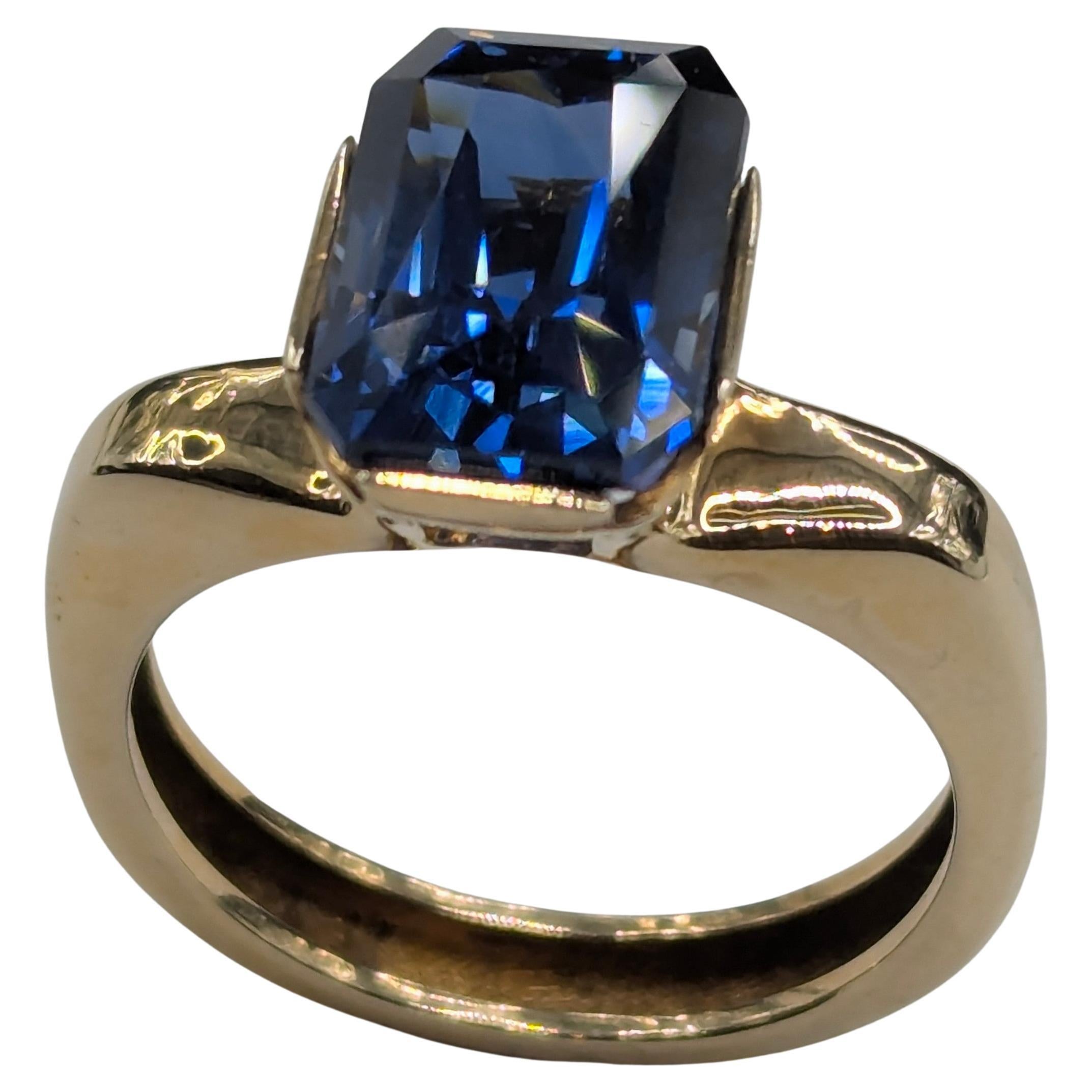 18 Karat Gelbgold 6,09 Karat blauer Saphir im Strahlenschliff Ring