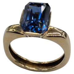 Anillo de oro amarillo de 18 quilates con zafiro azul talla radiante de 6,09 quilates