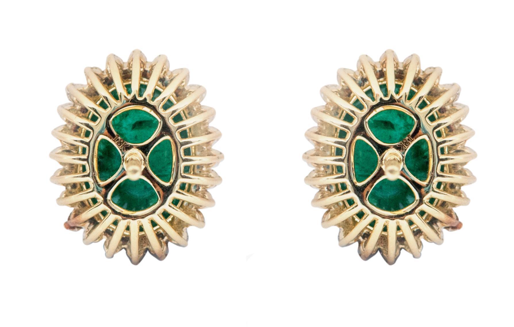 18 Karat Yellow Gold 6.62 Carat Natural Emerald and Diamond Stud Earrings In New Condition In Jaipur, IN