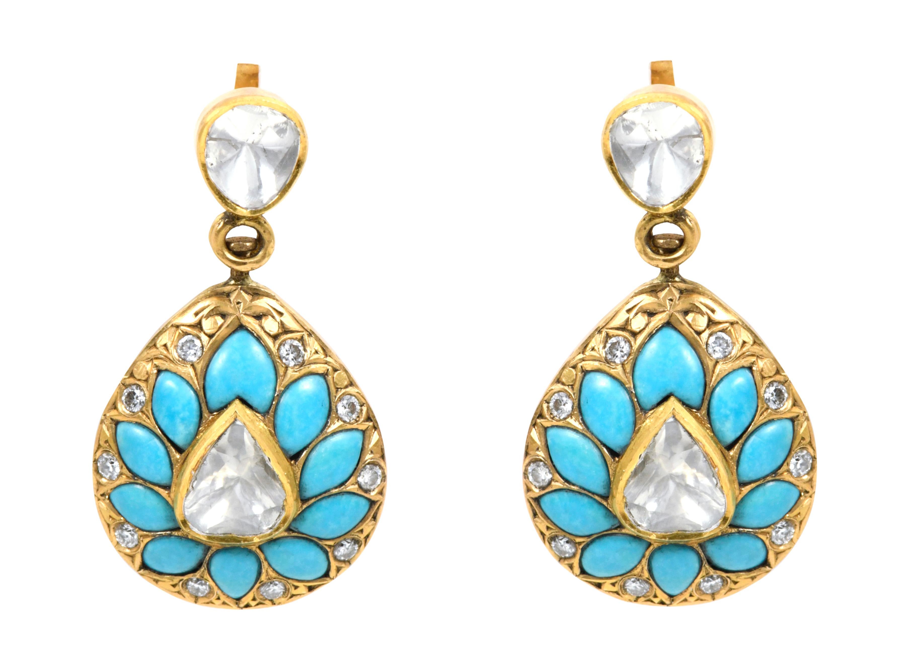 Orecchini pendenti artigianali in oro giallo 18 carati con diamante, rubino e turchese da 6,71 carati

Questo ingegnoso orecchino a due vie con rubino rosso vino, turchese blu nebbioso e diamante è sensazionale. La goccia a pera inferiore è