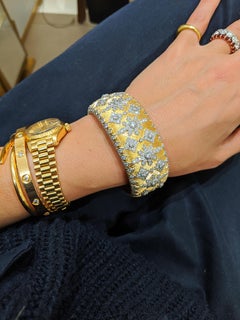 bracelet manchette style Renaissance en or jaune 18 carats et diamant de 6::71 carats