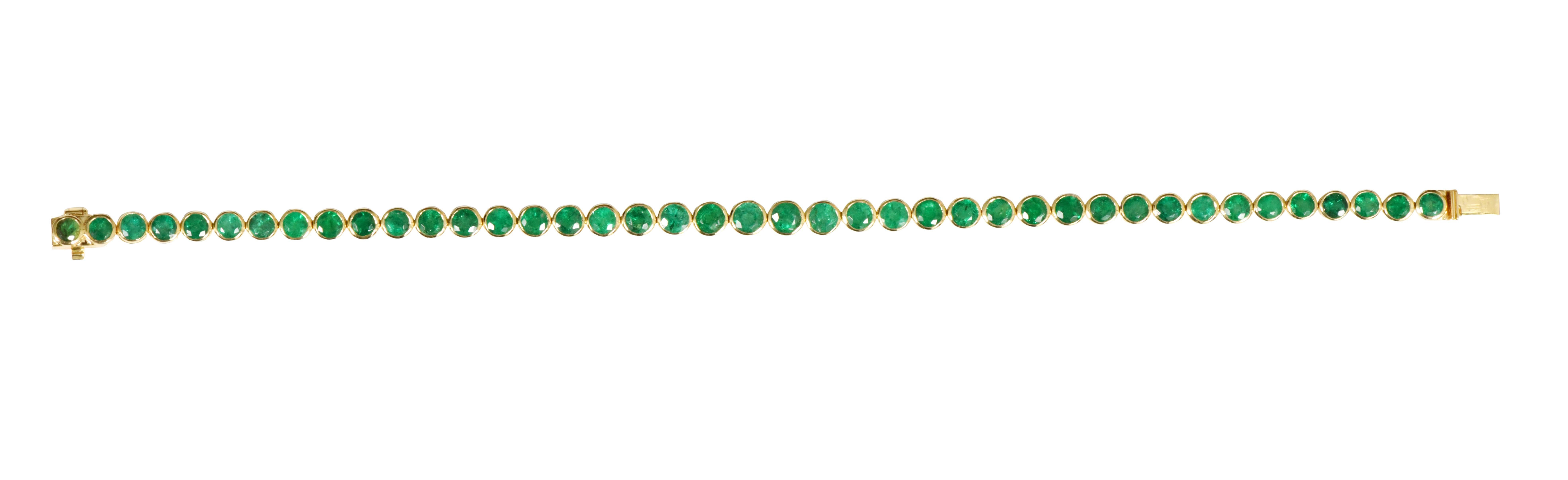 Contemporary 18 Karat Yellow Gold 8.27 Carat Emerald Tennis Bracelet in Bezel Setting For Sale