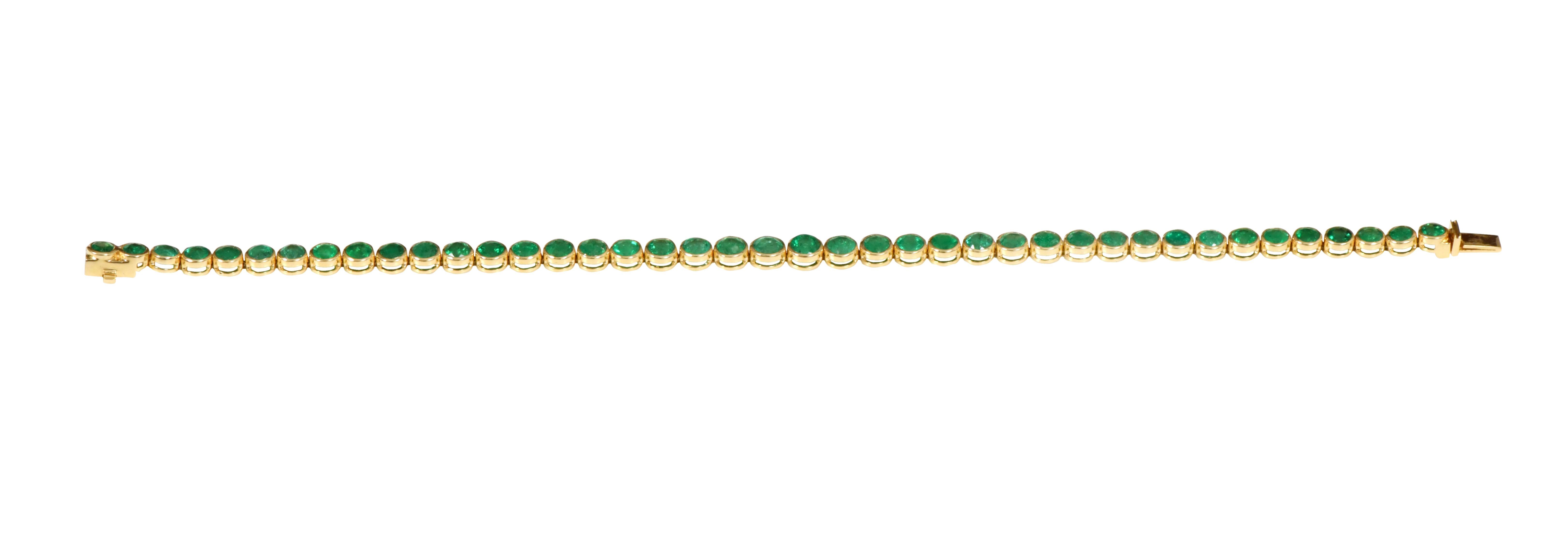 Round Cut 18 Karat Yellow Gold 8.27 Carat Emerald Tennis Bracelet in Bezel Setting For Sale
