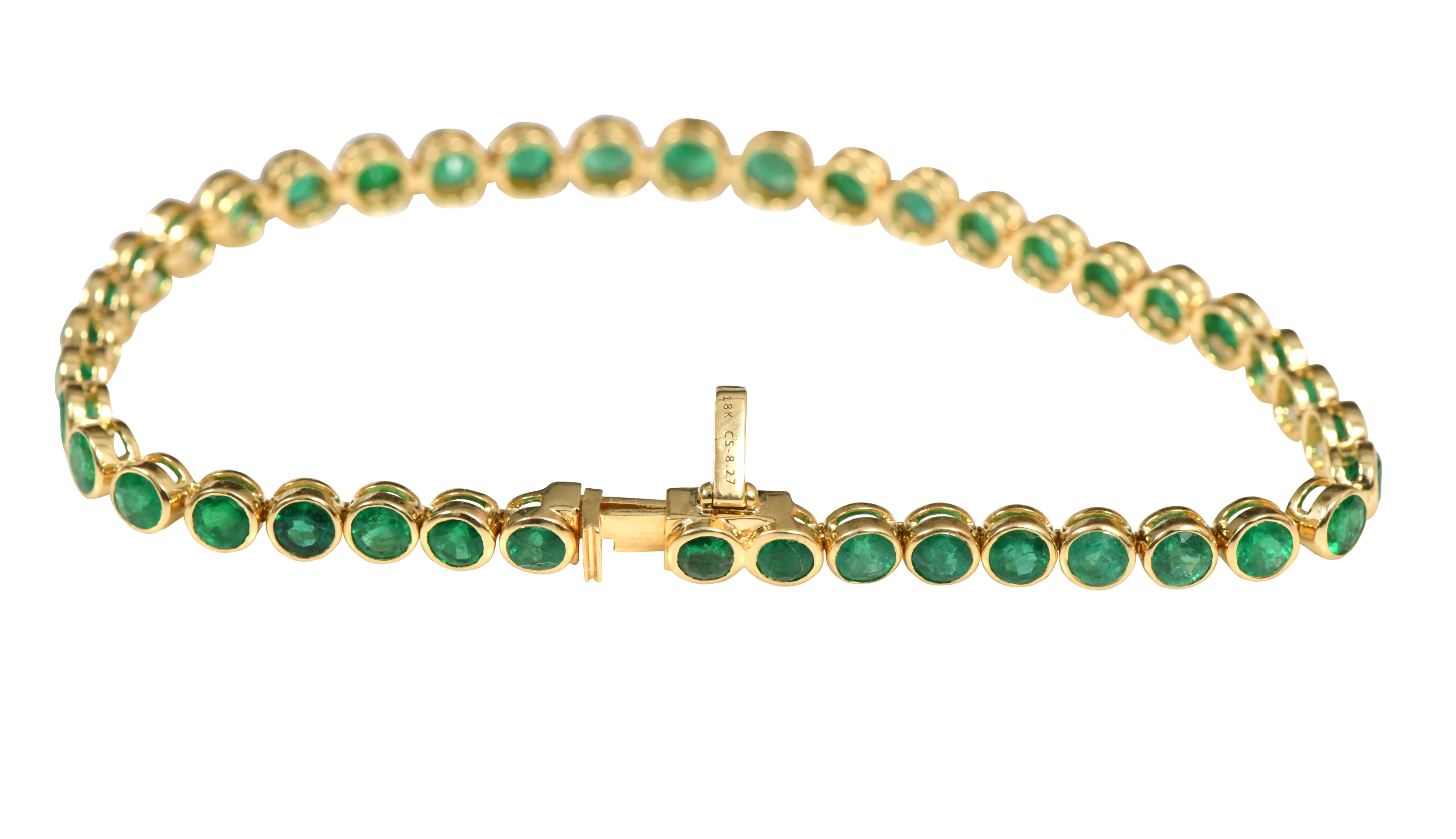 18 Karat Yellow Gold 8.27 Carat Emerald Tennis Bracelet in Bezel Setting In New Condition For Sale In Jaipur, IN