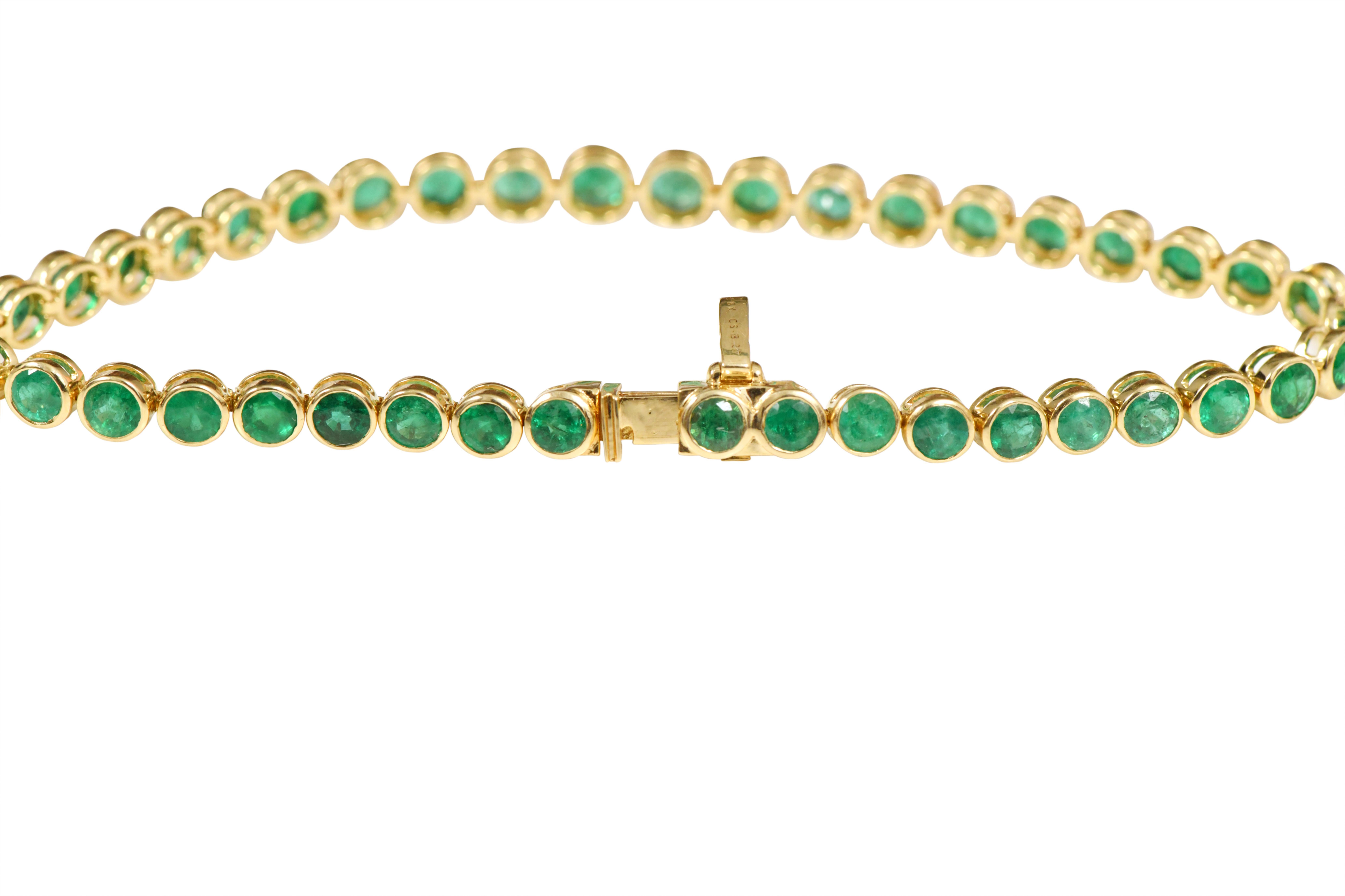 Women's 18 Karat Yellow Gold 8.27 Carat Emerald Tennis Bracelet in Bezel Setting For Sale