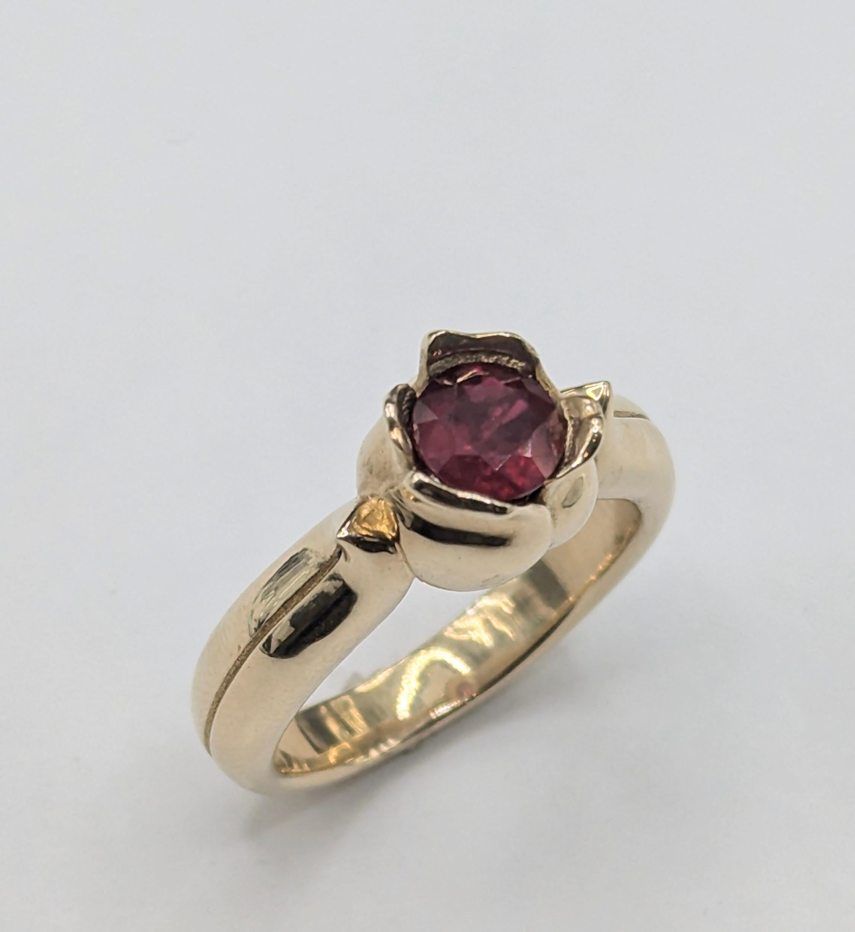 For Sale:  18 Karat yellow Gold .86 Carat Ruby Sapphire Tulip Sculpture Ring 3