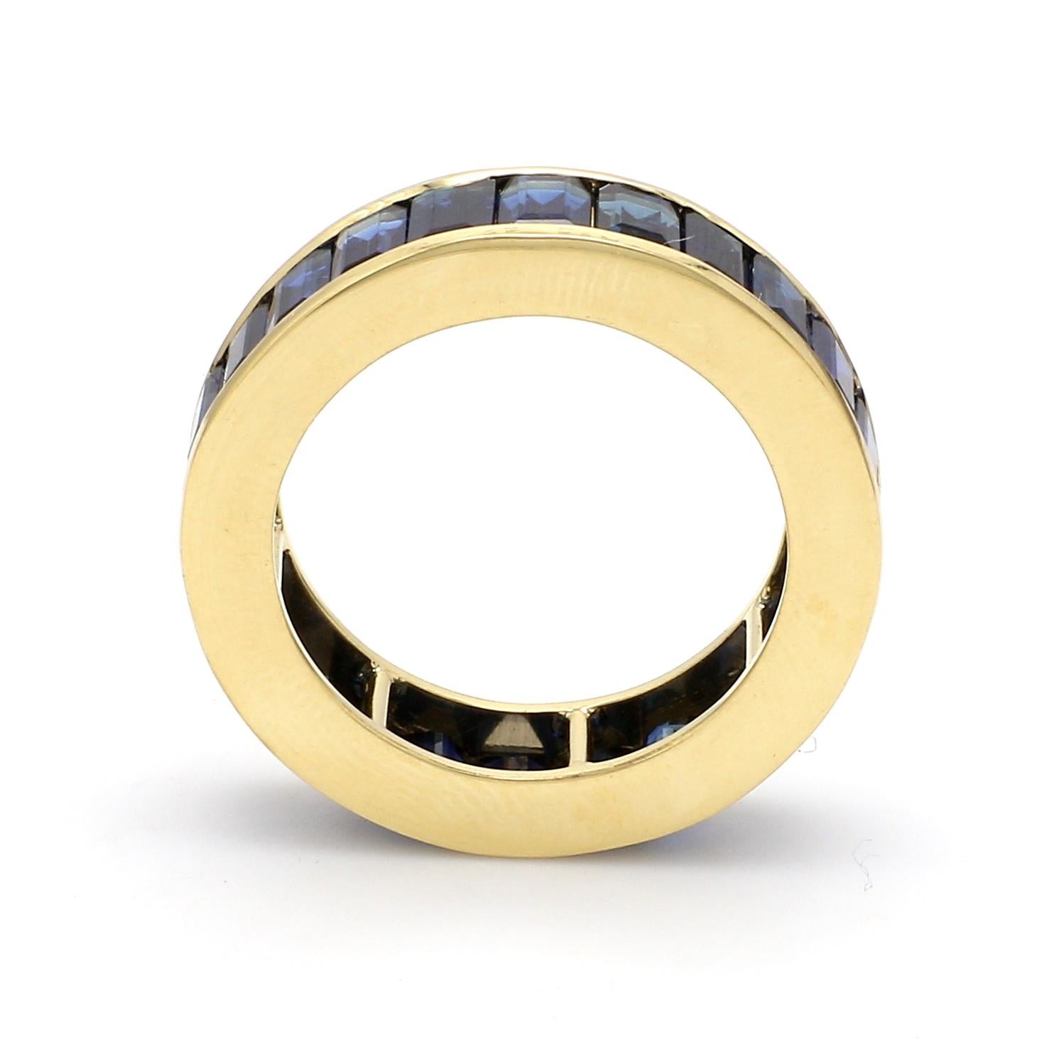 bague en or jaune 18 carats, saphir taille émeraude 8,95 carats, avec bracelet éternité

Le choix de l'acheteur se porte sur une structure étonnamment créative de 18 pierres de saphirs de taille émeraude taillées à la perfection pour embellir la