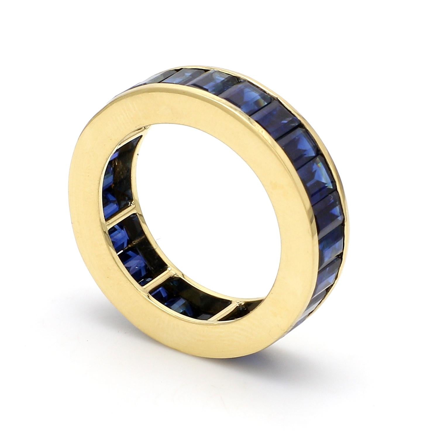 Moderne Anneau d'éternité en or jaune 18 carats avec saphir taille émeraude de 8,95 carats en vente