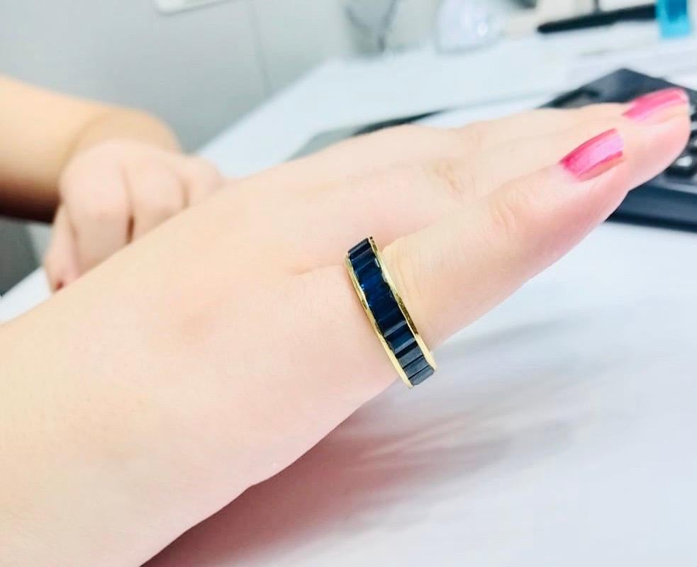 Anneau d'éternité en or jaune 18 carats avec saphir taille émeraude de 8,95 carats Unisexe en vente