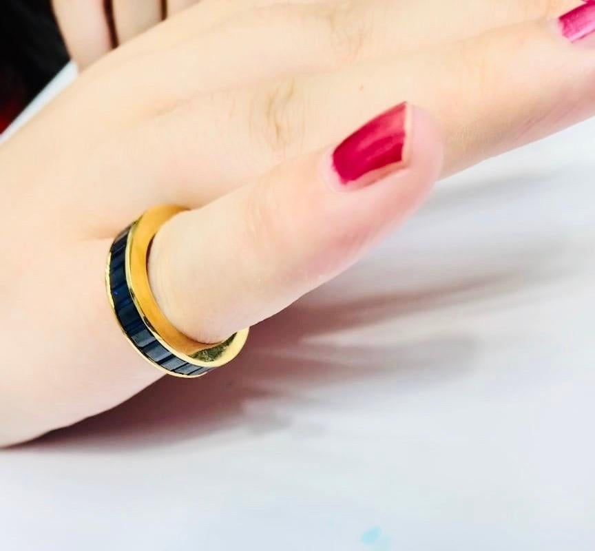 Anneau d'éternité en or jaune 18 carats avec saphir taille émeraude de 8,95 carats en vente 1