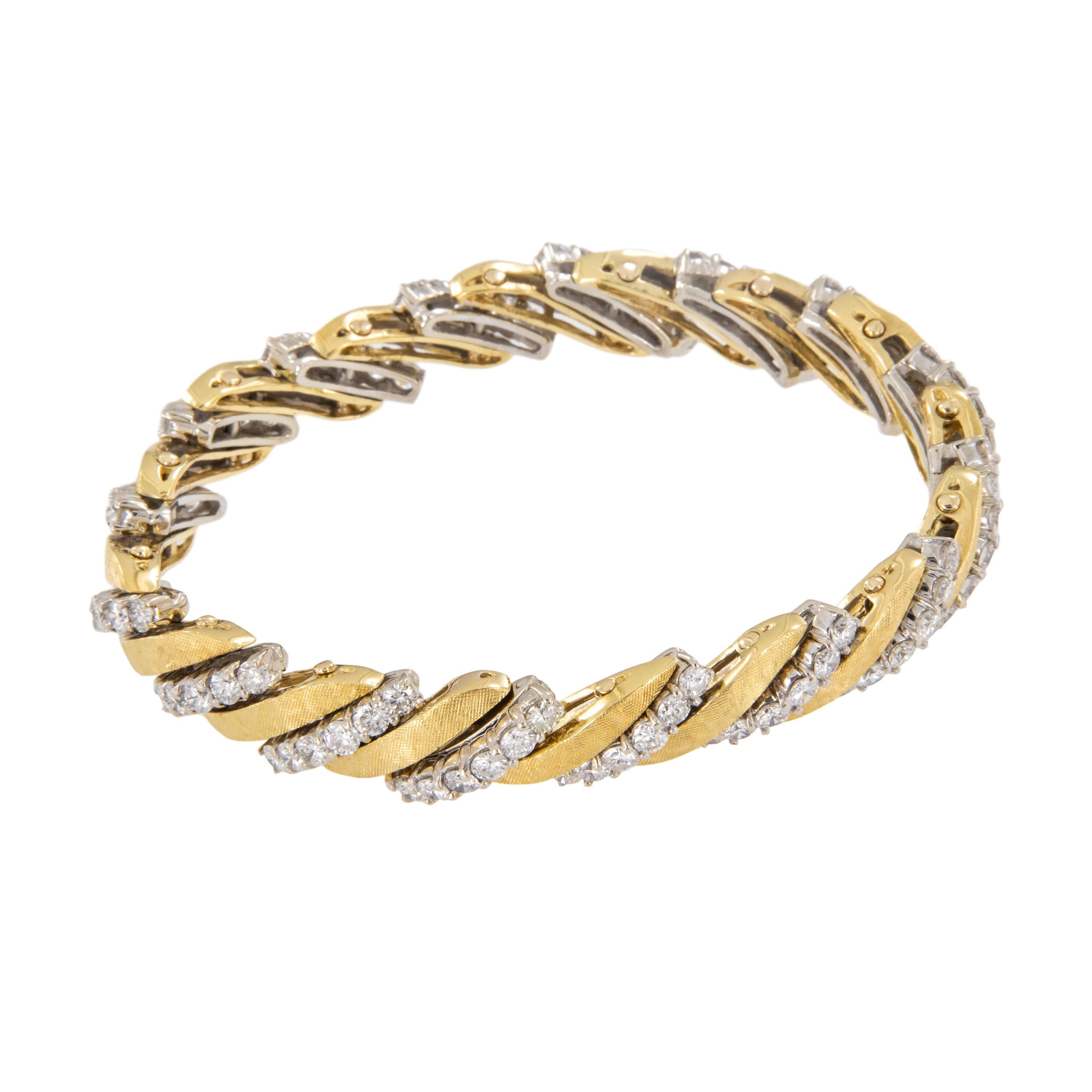 Ce magnifique bracelet est fabriqué en or jaune 18 carats avec la touche supplémentaire de la moitié des maillons finis à la Florentine ! Cette finition est destinée à donner l'effet d'une soie fine. Le bracelet de style Barber se compose de