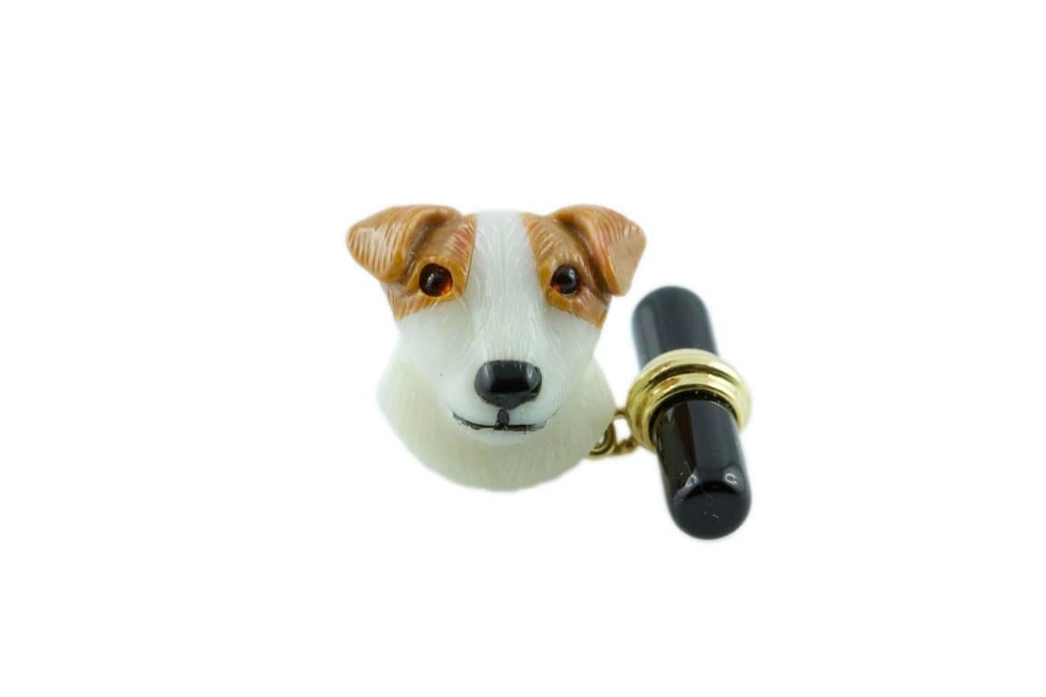 These incredibly detailed dogs are hand-carved from two different kind of agate and are decorated with two rubies as eyes , the noses are made in black onyx and the texture of their fur is vividly rendered thank to the skills of the artisan.
The