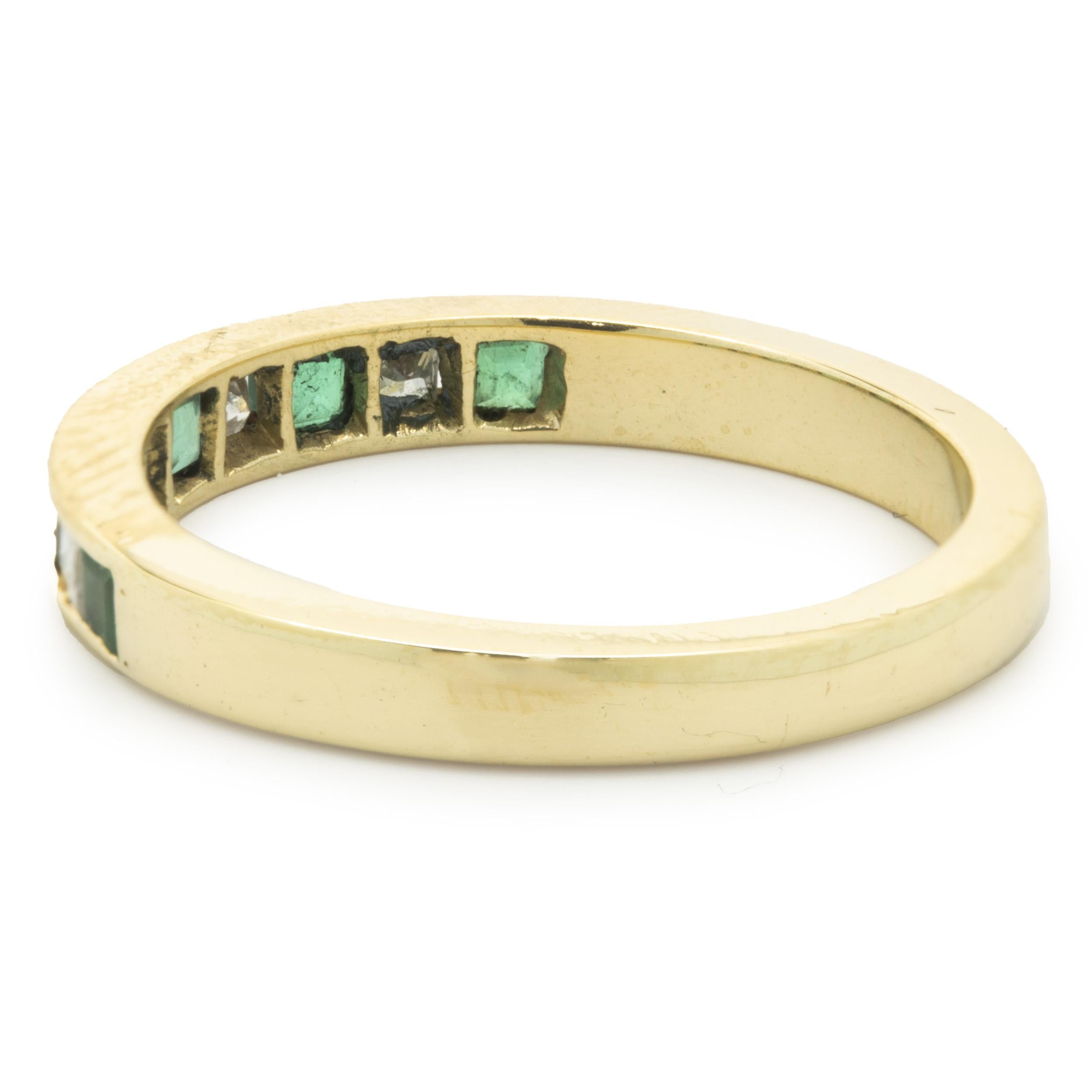 18 Karat Gelbgold Ring mit abwechselnden Diamanten und Smaragden (Carréschliff) im Angebot