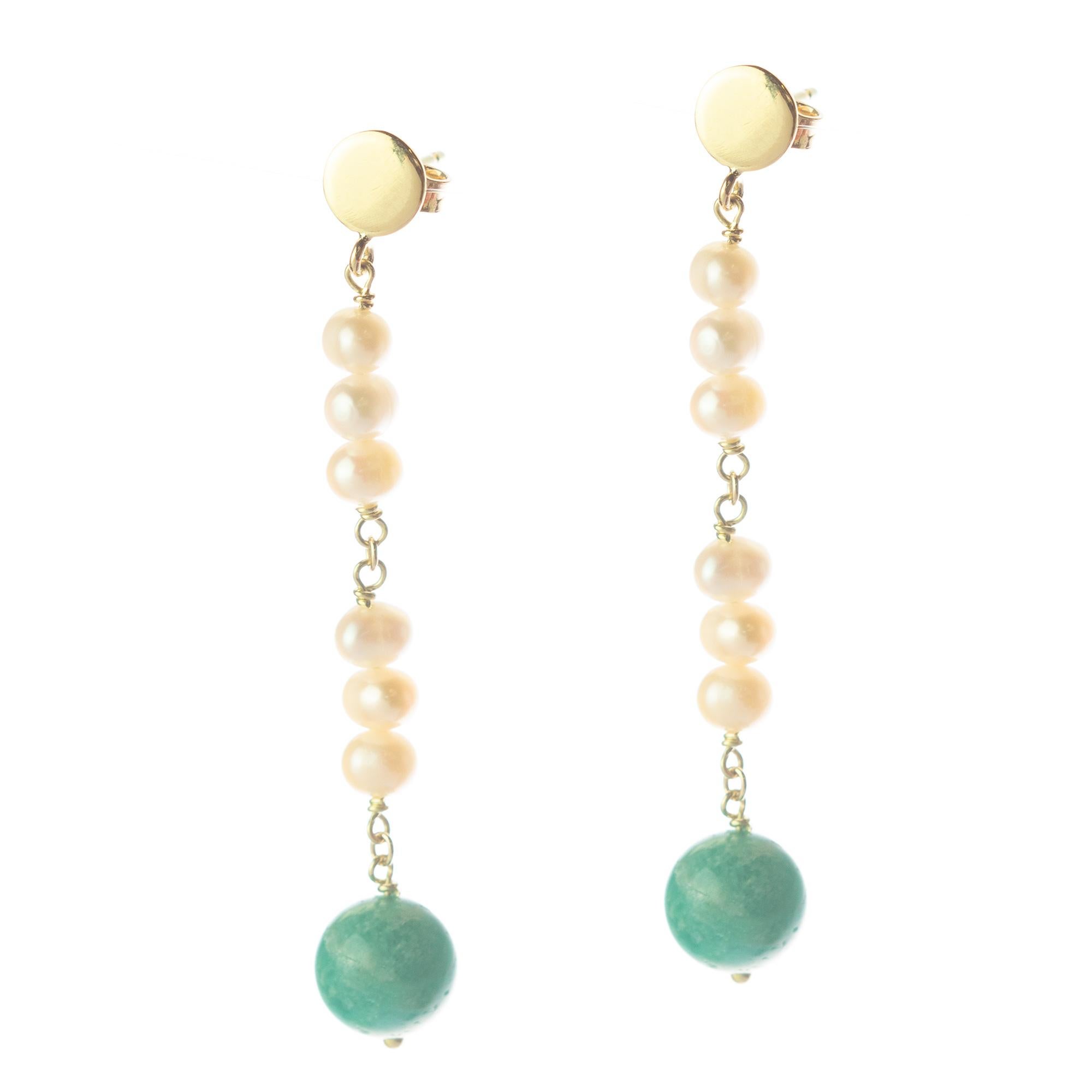 Una delicata montatura, ispirata alla calma brezza delle mattine in riva al mare, è impreziosita da pietre preziose di alta qualità.
Questo design moderno è un'affermazione di stile e fascino, perfetto per i tuoi outfit impavidi.

- Oro giallo 18