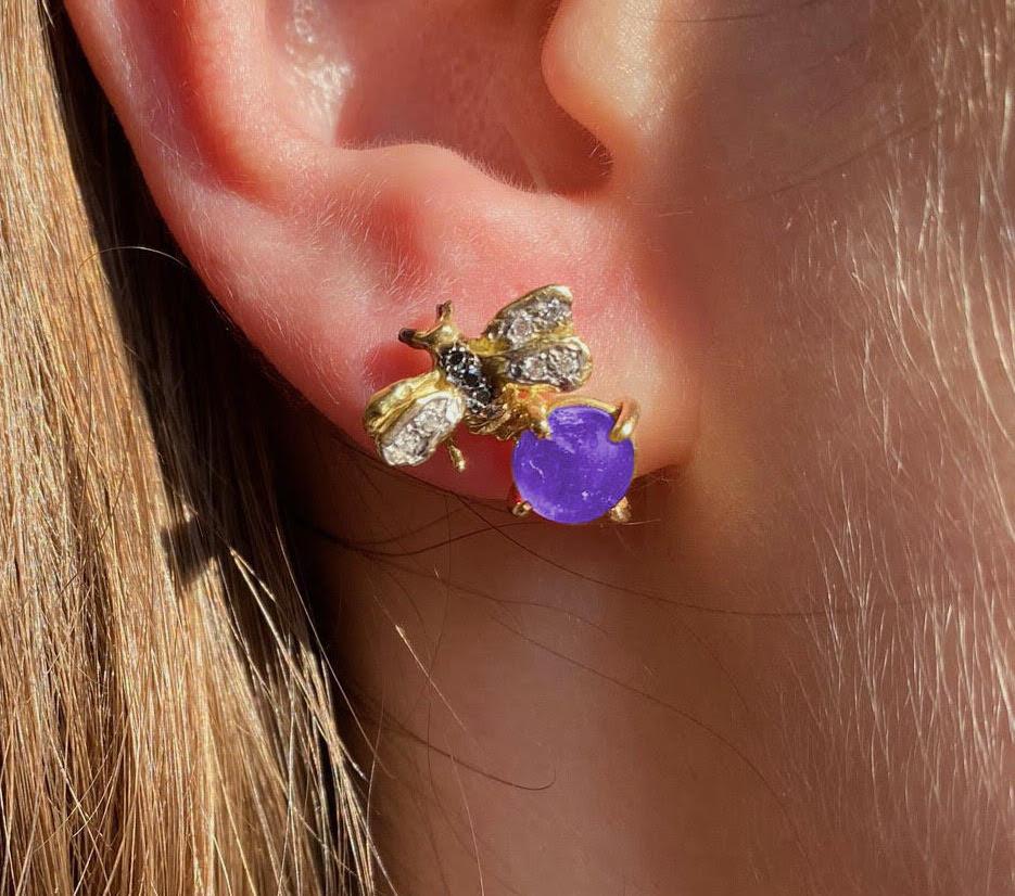 Rossella Ugolini Design Collection, ein Paar Little Bees Ohrstecker, handgefertigt aus 18 Karat Gelbgold und verziert mit einem wunderschönen violetten Amethyststein, 0,10 Karat weißen Diamanten und 0,06 Karat tiefschwarzen Diamanten. Abmessungen: