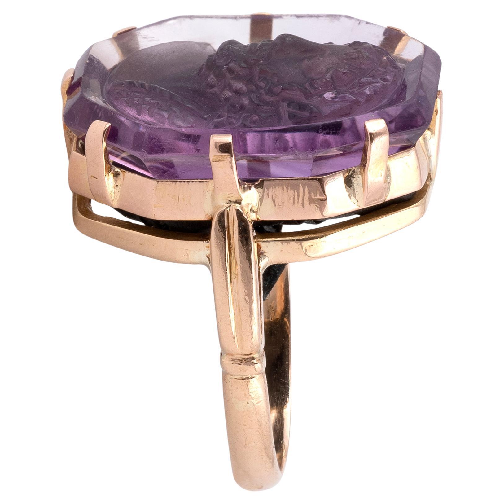 

Anillo episcopal de oro amarillo de 18 quilates decorado con camafeo sobre amatista que representa a San Juan Bautista
Periodo del siglo XIX.
Dedo talla 6 1/2
Peso 6,9gr.