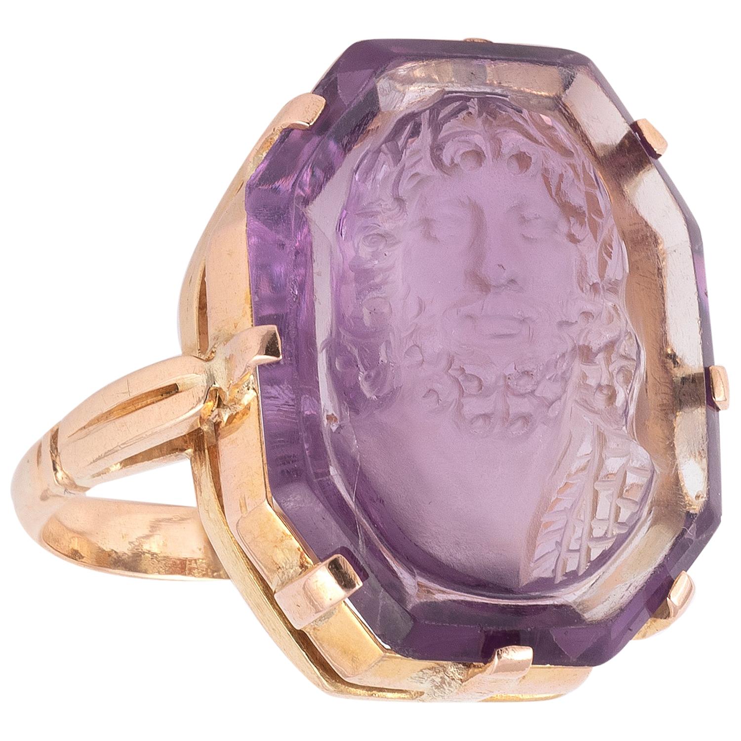 Anillo de oro amarillo de 18 quilates con camafeo de amatista San Juan Bautista Obispo Victoriano