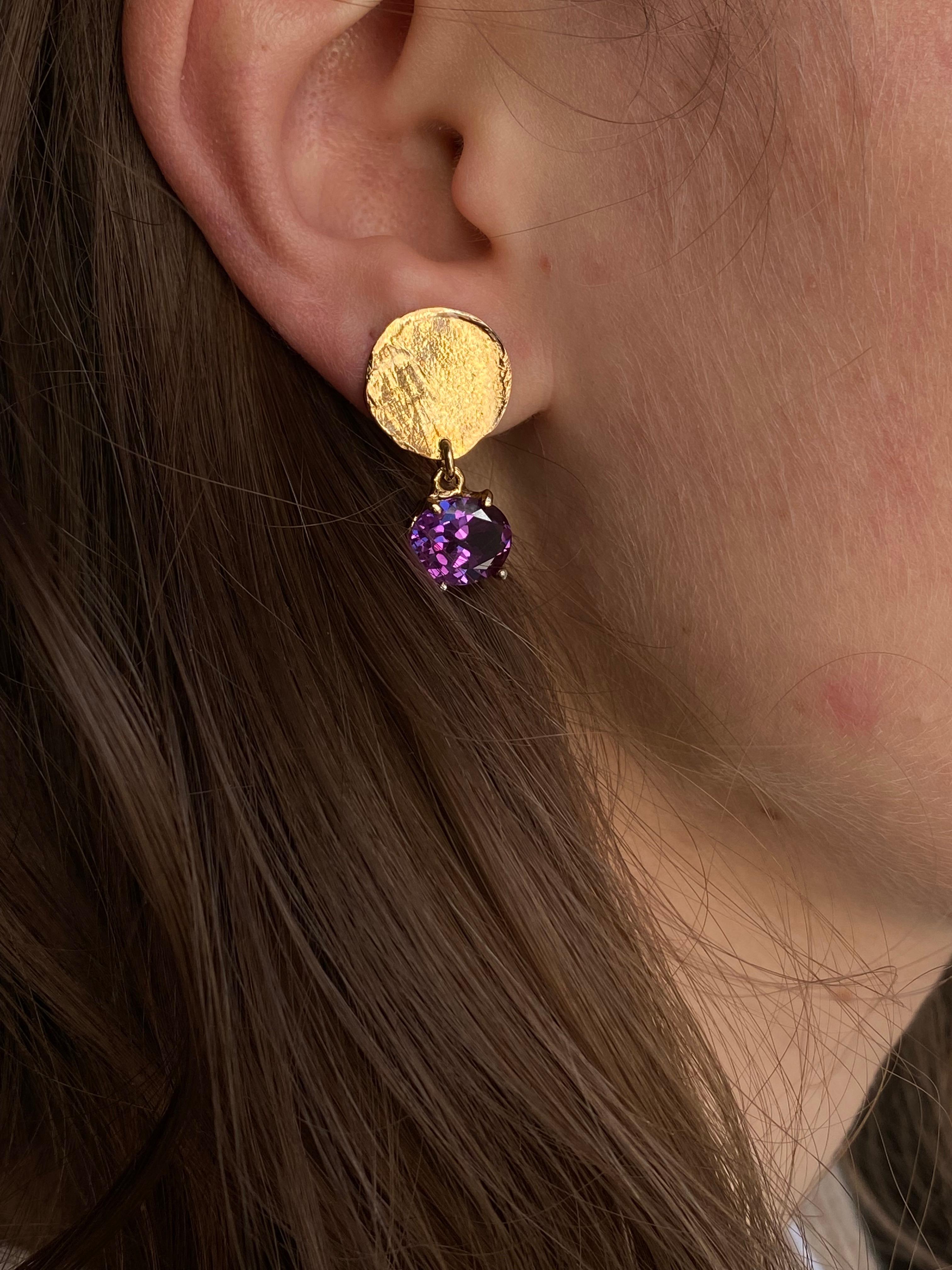 Handcrafted 18 Karat Yellow Gold Amethyst Design Dangle Earrings  For Sale 2