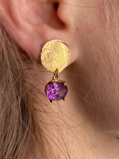 Handgefertigte Ohrhänge aus 14 Karat Gelbgold mit Amethyst-Design